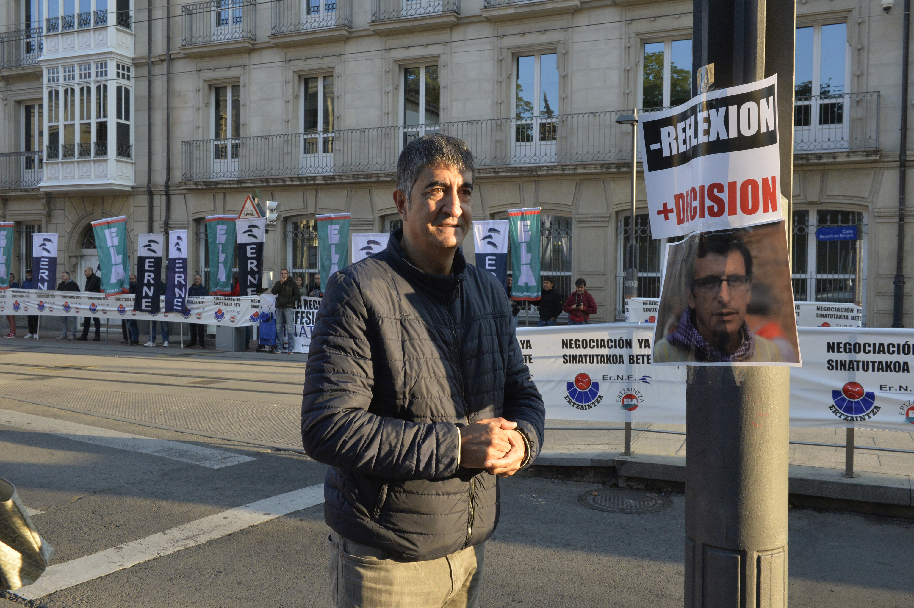 Roberto Seijo delante del Parlamento Vasco durante una protesta de ErNE en Vitoria.