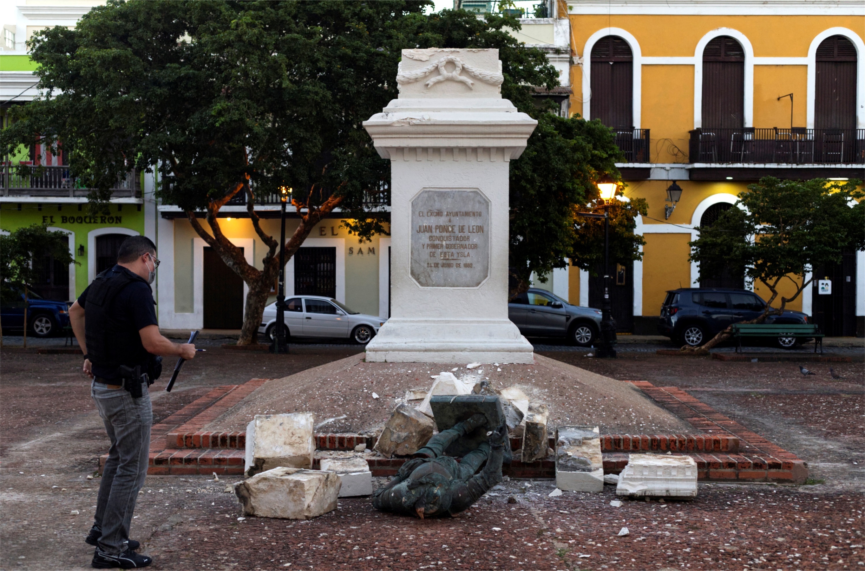 Estatua derribada de Juan Ponce de León, en San Juan.