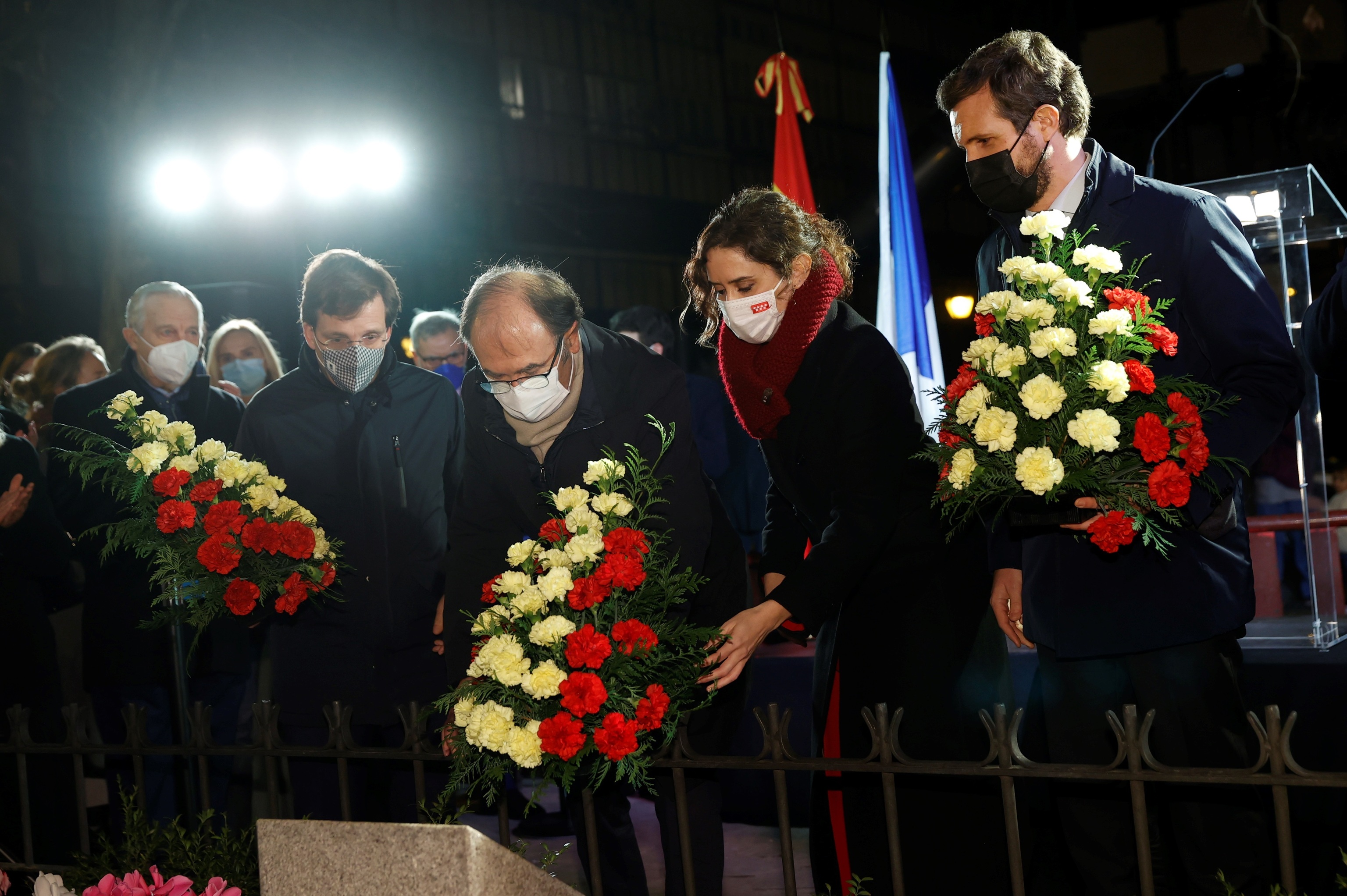 José Luis Martínez Almeida (2i), la presidenta de la Comunidad de Madrid, Isabel Díaz Ayuso (2d), y el líder del PP, Pablo Casado (d), en la ofrenda floral por el XXVII aniversario del asesinato por ETA de  Gregorio Ordóñez.