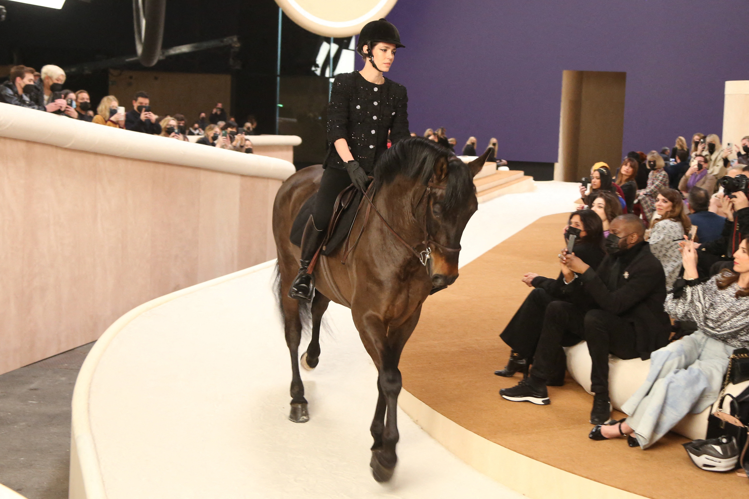 Carlota Casiraghi, a caballo sobre la pasarela de Alta Costura primavera-verano 2022 de Chanel.