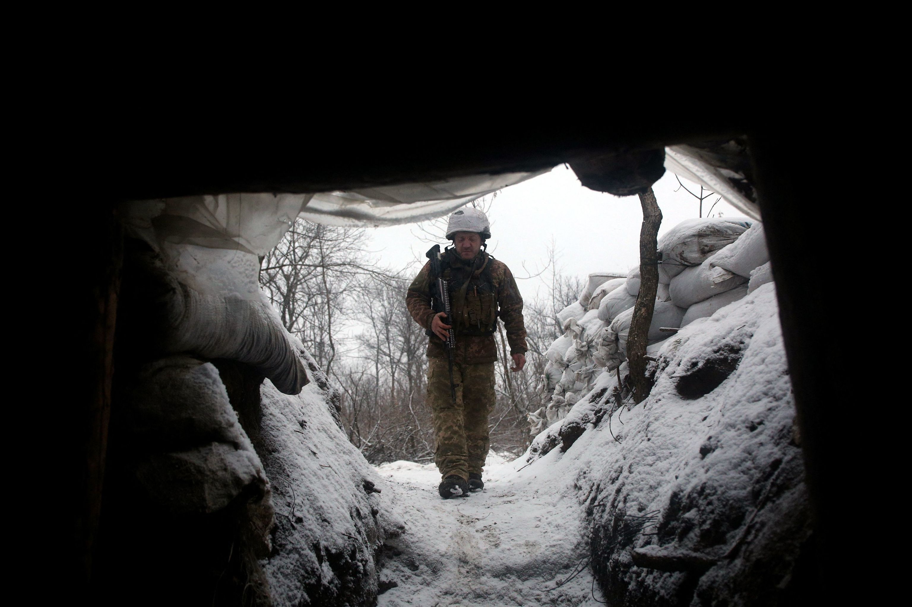 Un soldado ucraniano en la frontera con Rusia, en la regin de Lugansk.
