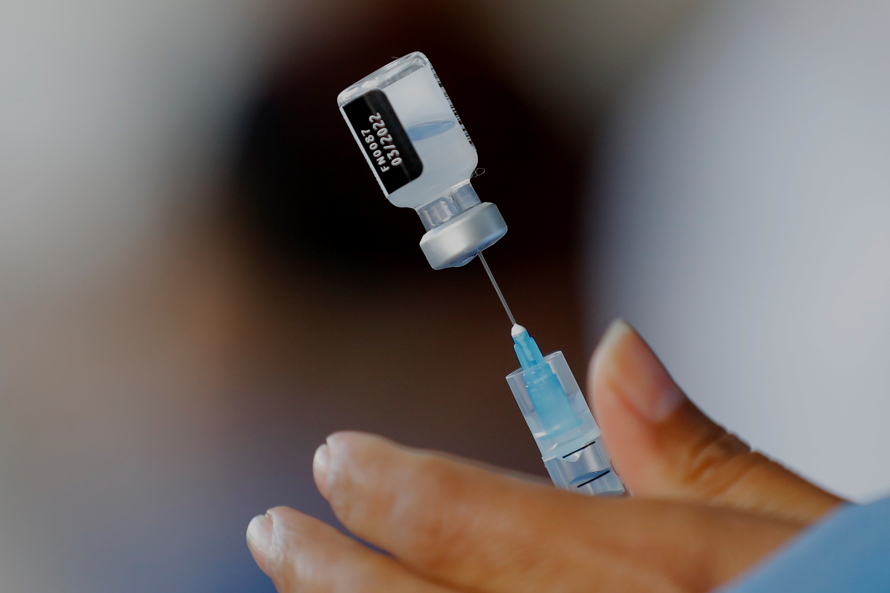 Una sanitaria prepara una vacuna contra el Covid-19.