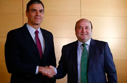 Pedro Snchez y Andoni Ortuzar firman el acuerdo de investidura en diciembre de 2019.