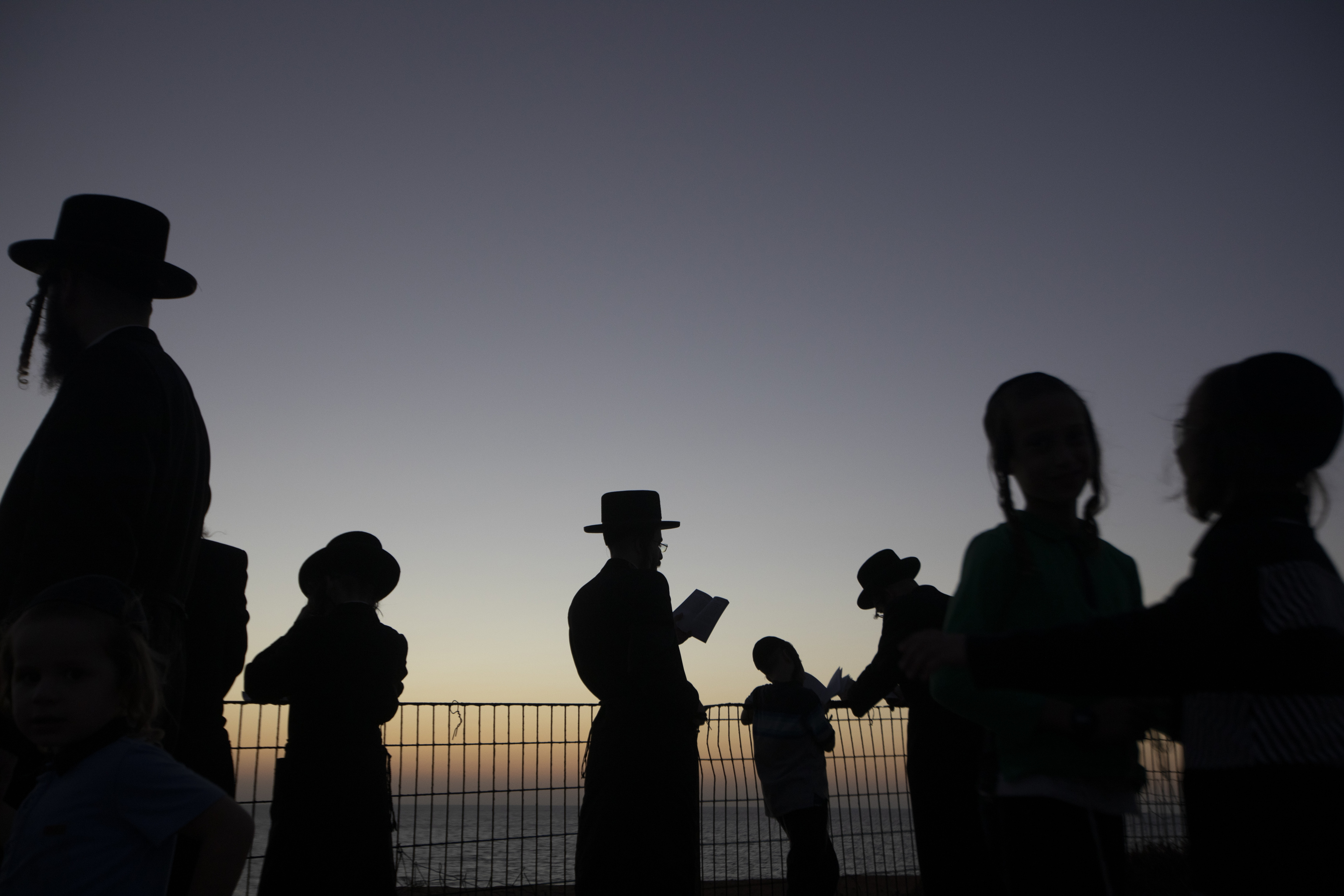Judíos ultraortodoxos rezan en una colina, en Netanya (Israel).