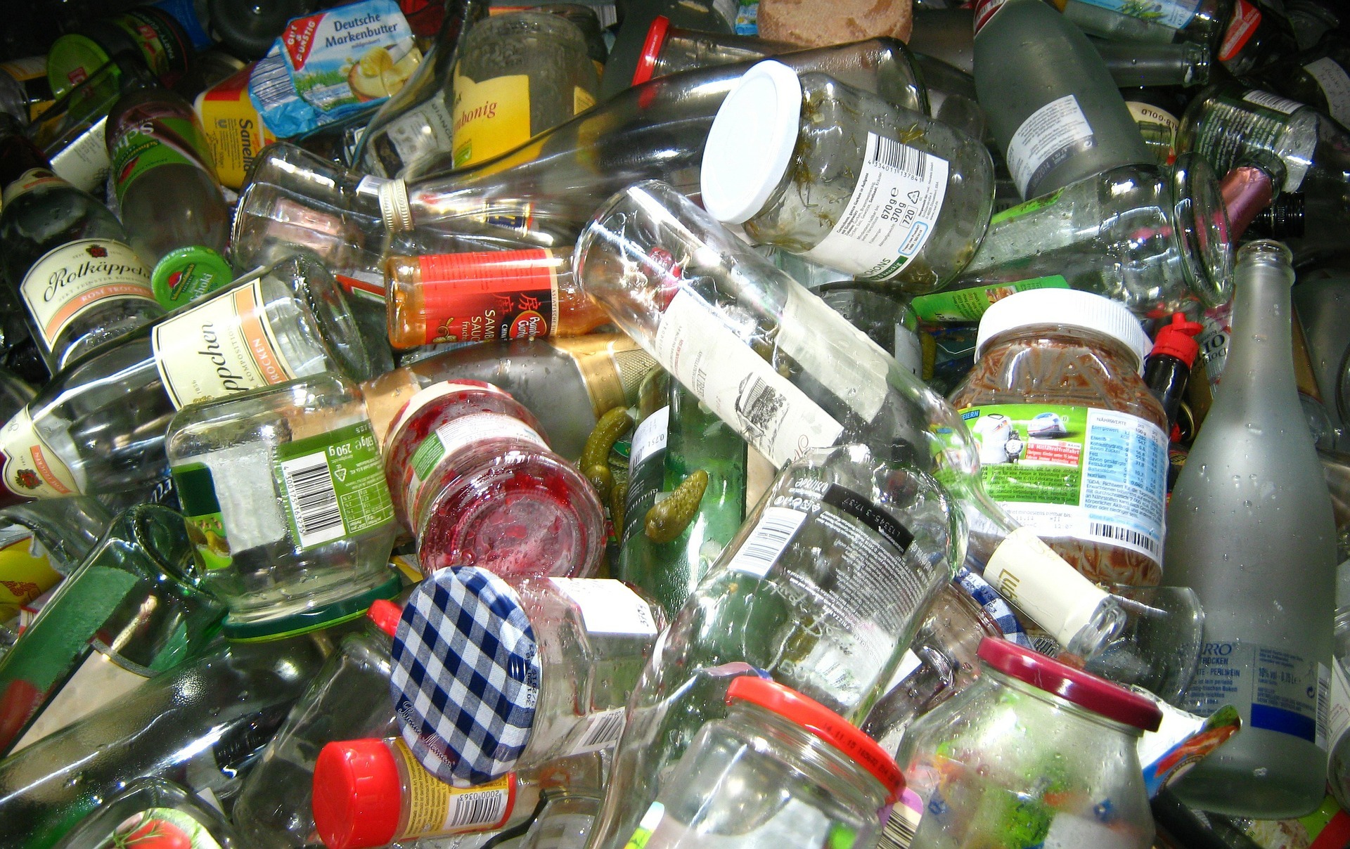 Envases y botellas de vidrio amontonados para su reciclaje.