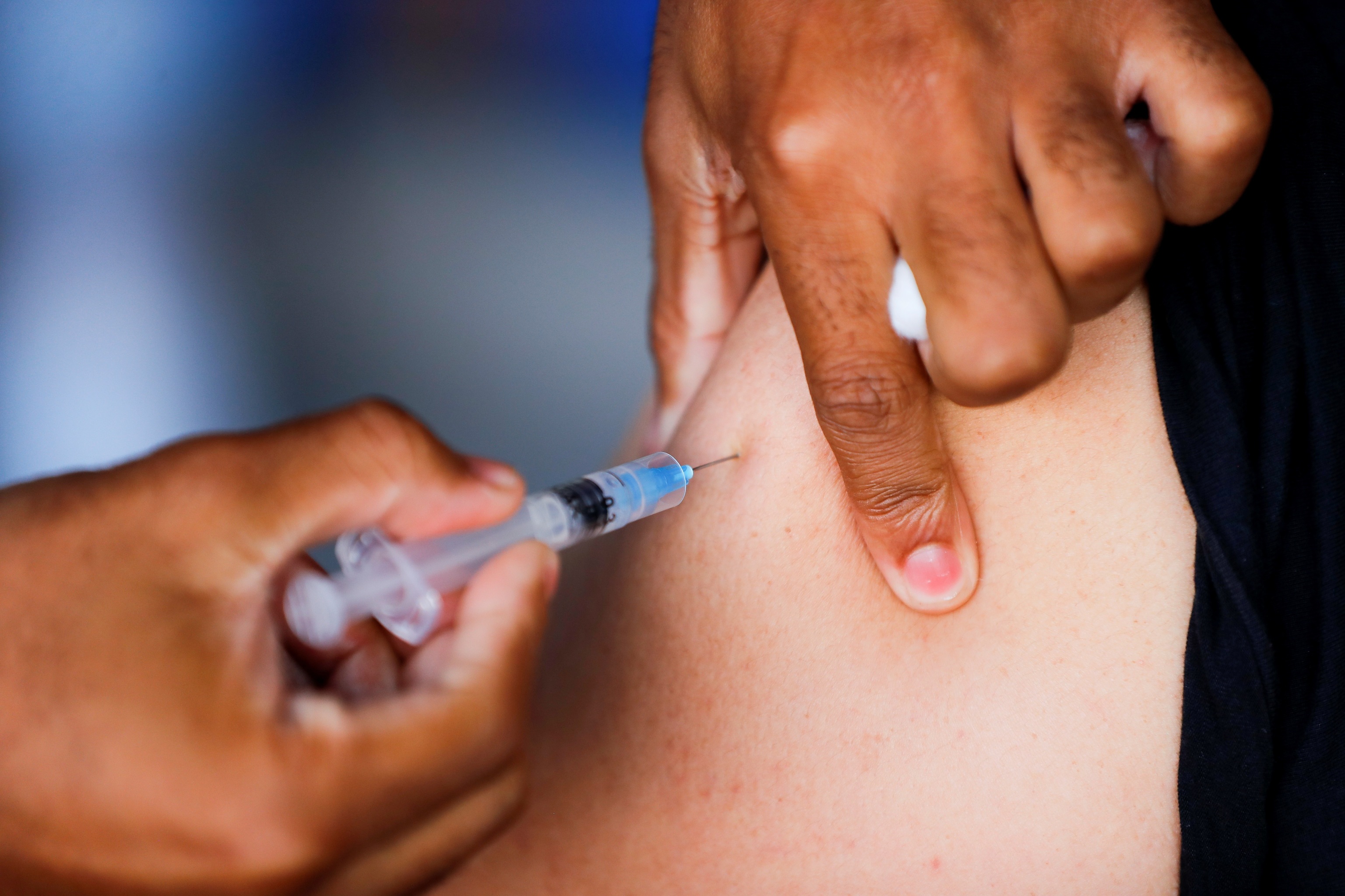 Una sanitaria aplica una dosis de la vacuna contra el Covid-19.