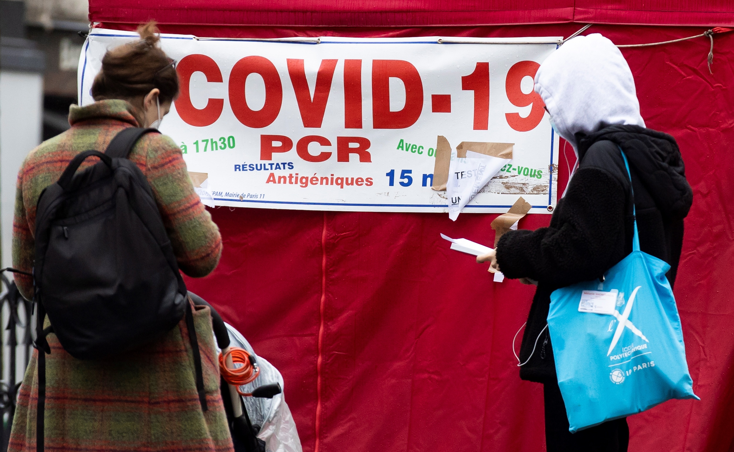 Personas haciendo cola frente a un centro de pruebas de Covid-19 en París, Francia, 27 de diciembre de 2021. El número de nuevos casos de Covid-19 está superando los 100.000 al día en Francia, lo que ha provocado un aumento de las pruebas durante las festividades. (Francia)
