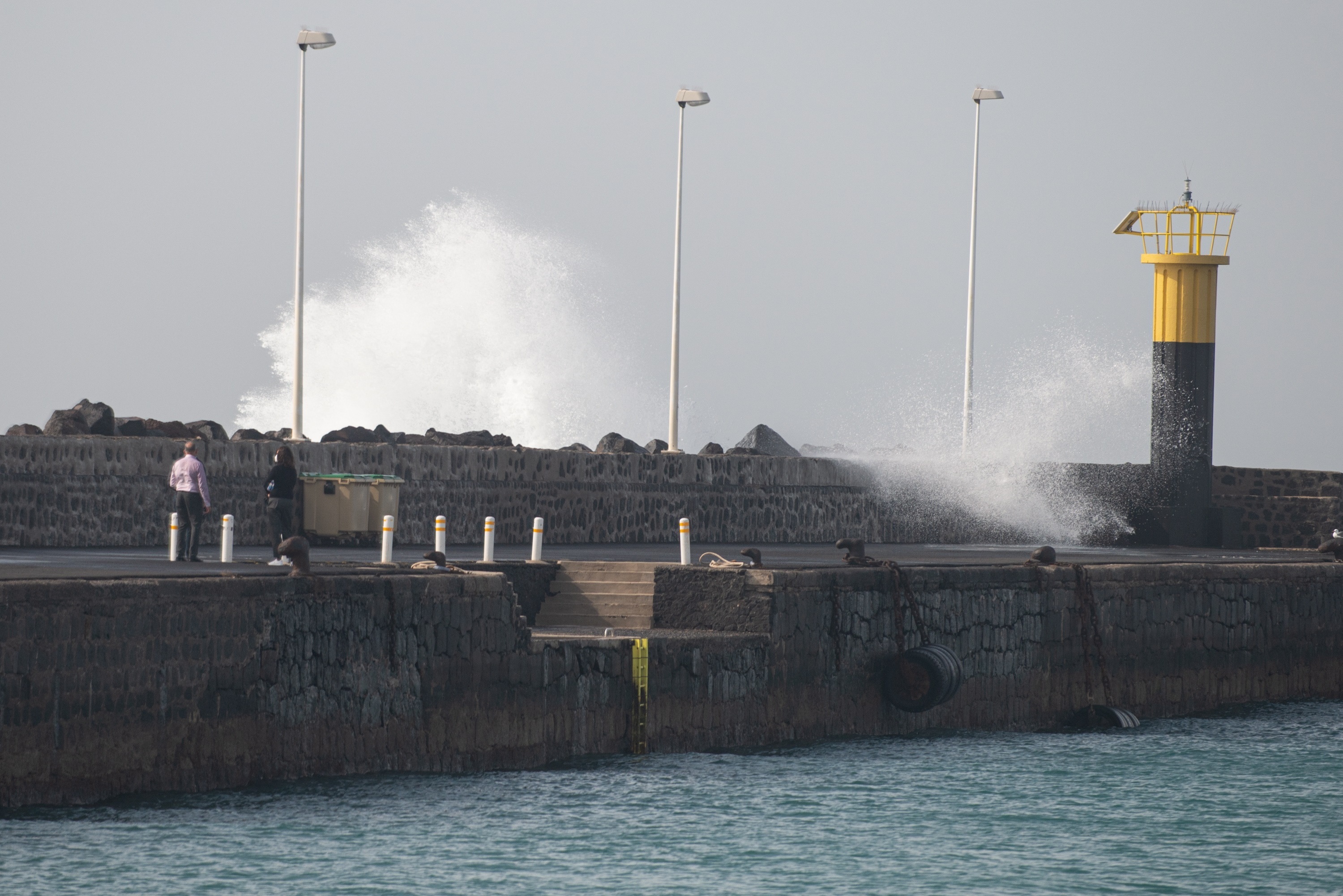 Un fuerte oleaje golpea contra las escolleras del puerto de La Cebolla, en Arrecife (Lanzarote).