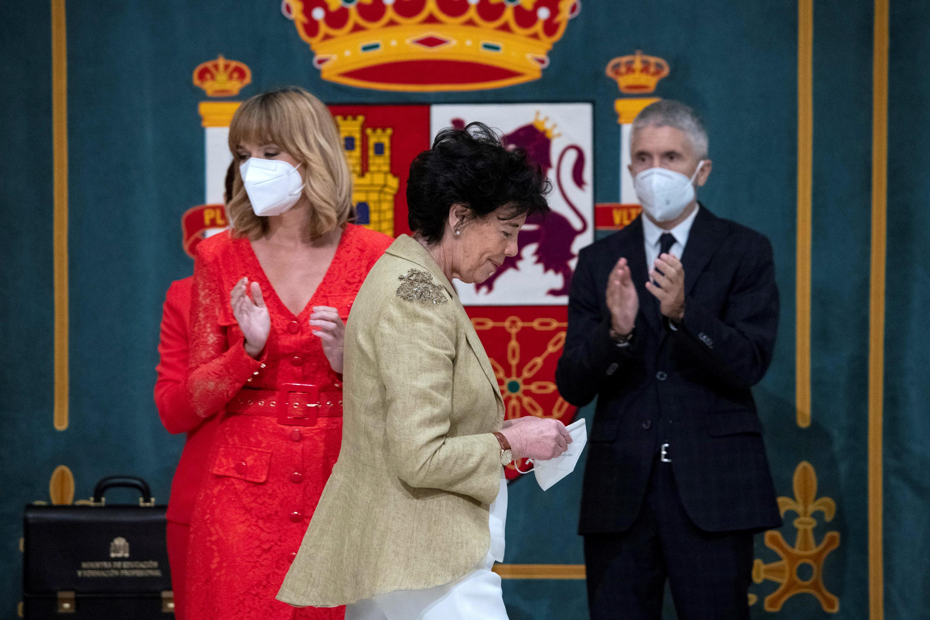 Isabel Celaá, tras entregar la cartera del Ministerio de Educación a Pilar Alergría el pasado julio.