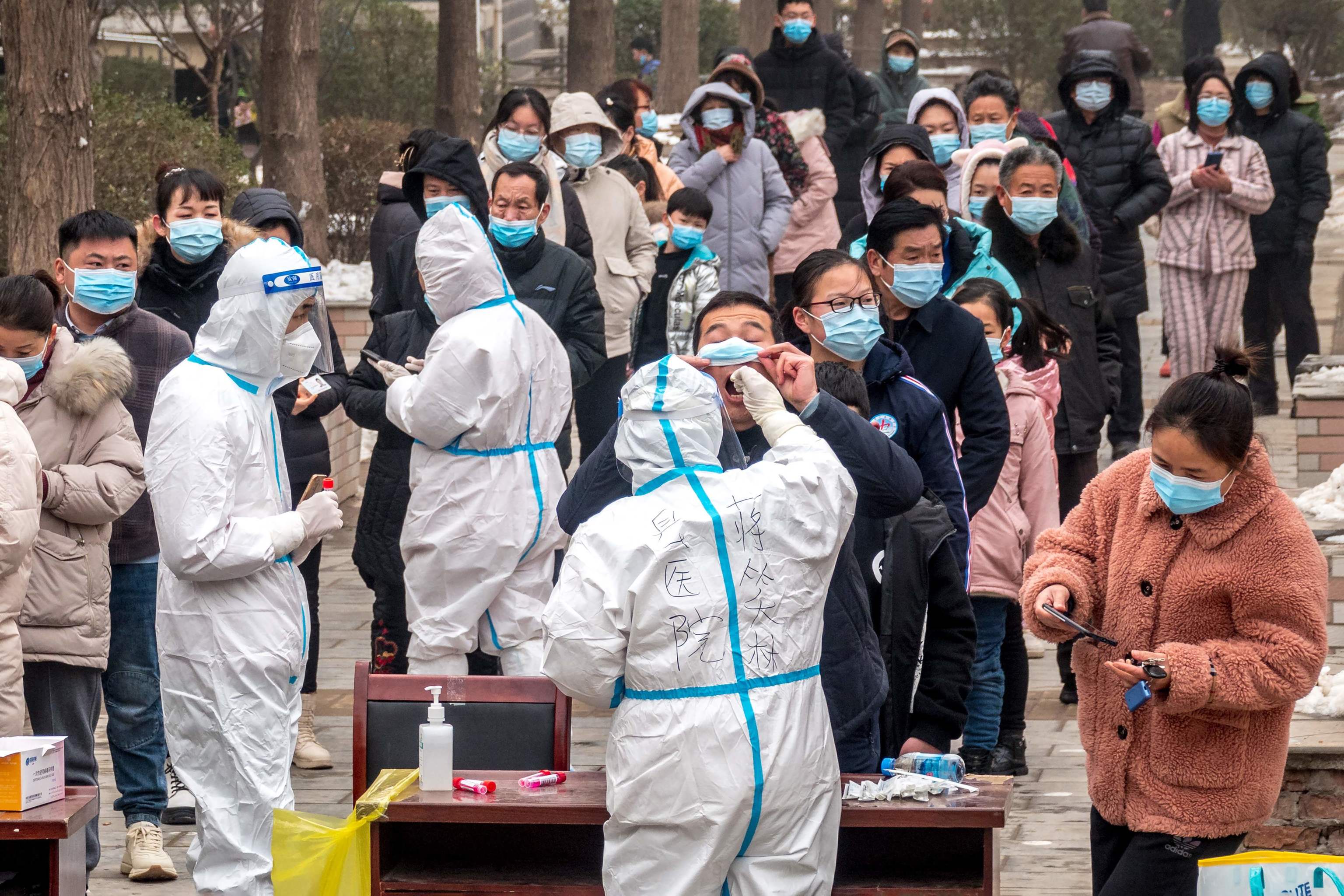 Test de coronavirus en las calles de China.