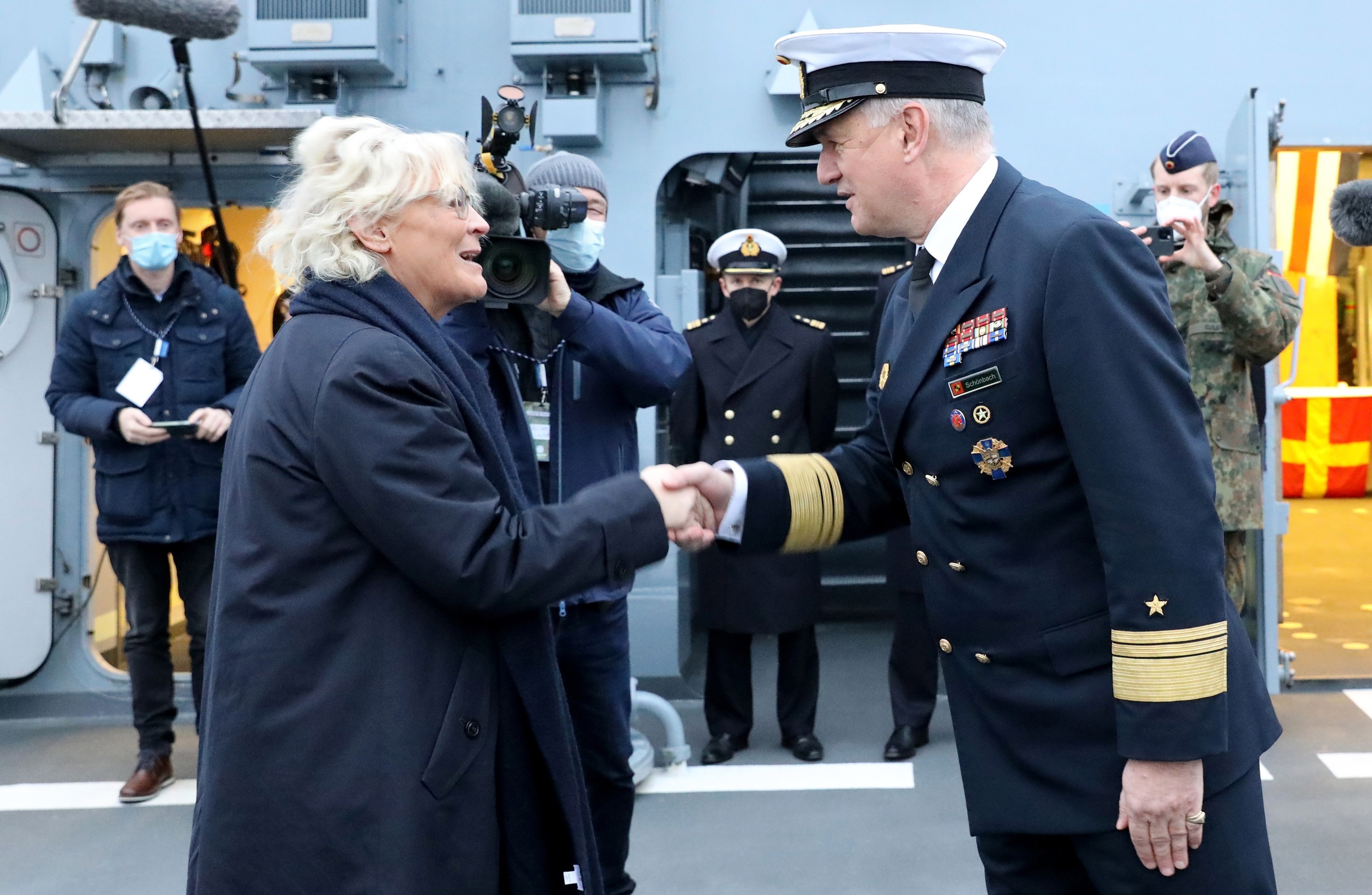 German Defense Minister Christine Lambrecht greets the German Navy inspector.