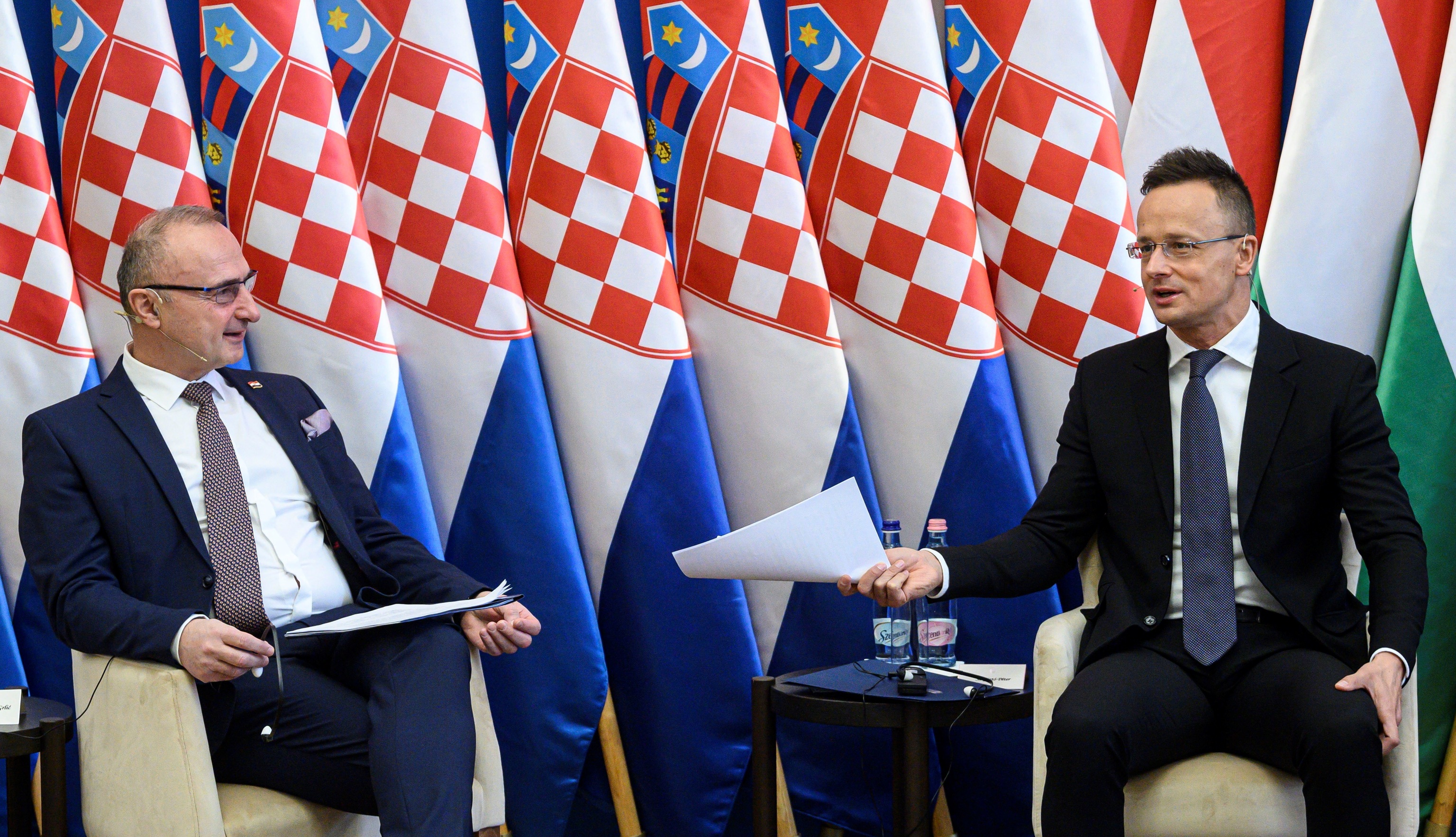 El ministro de Exteriores húngaro con el Ministro de Asuntos Exteriores y Europeos de Croacia.