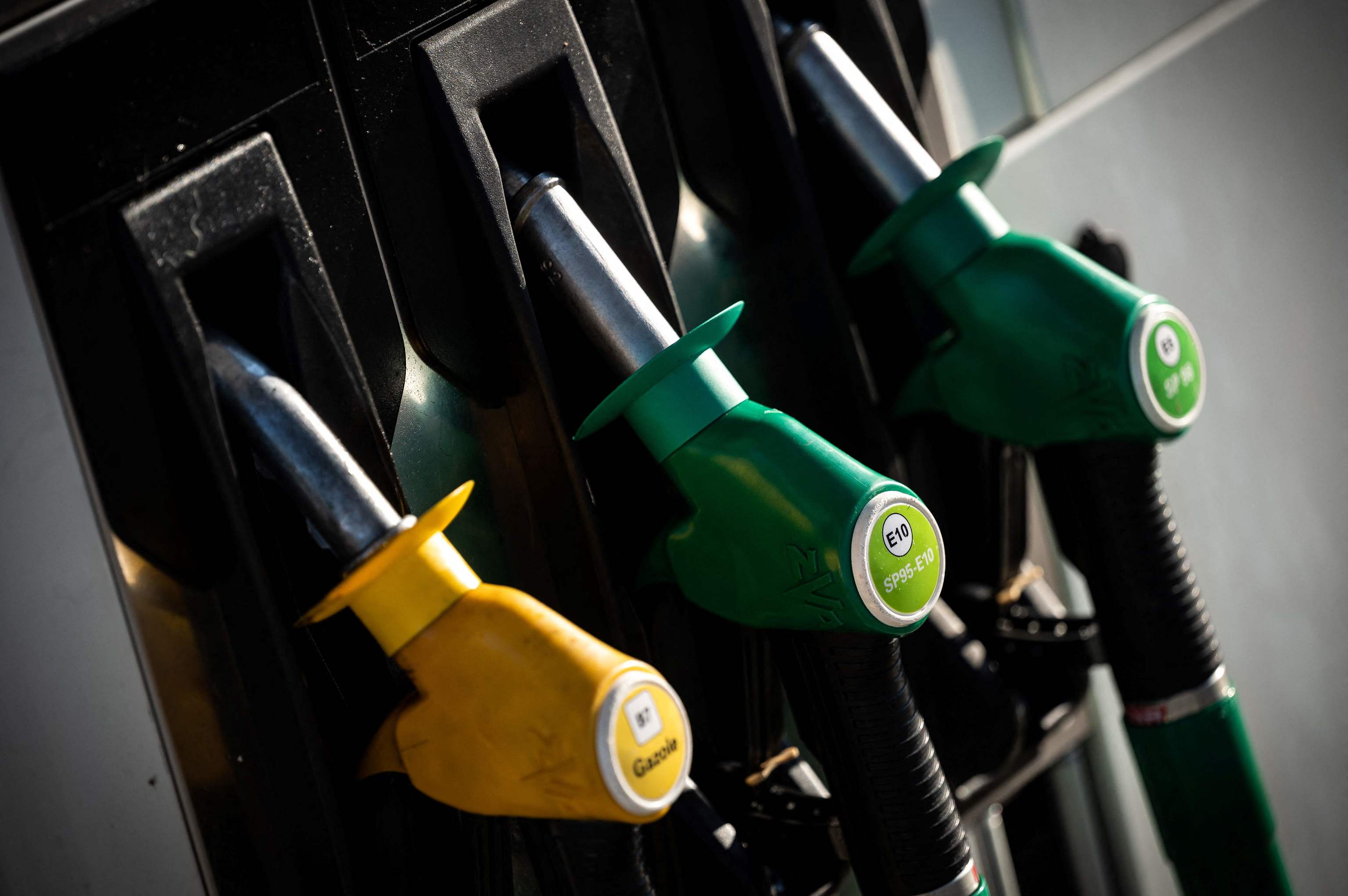 Los precios de los carburantes se dispararon un 22% en 2021 y el petróleo desborda las previsiones del Gobierno
