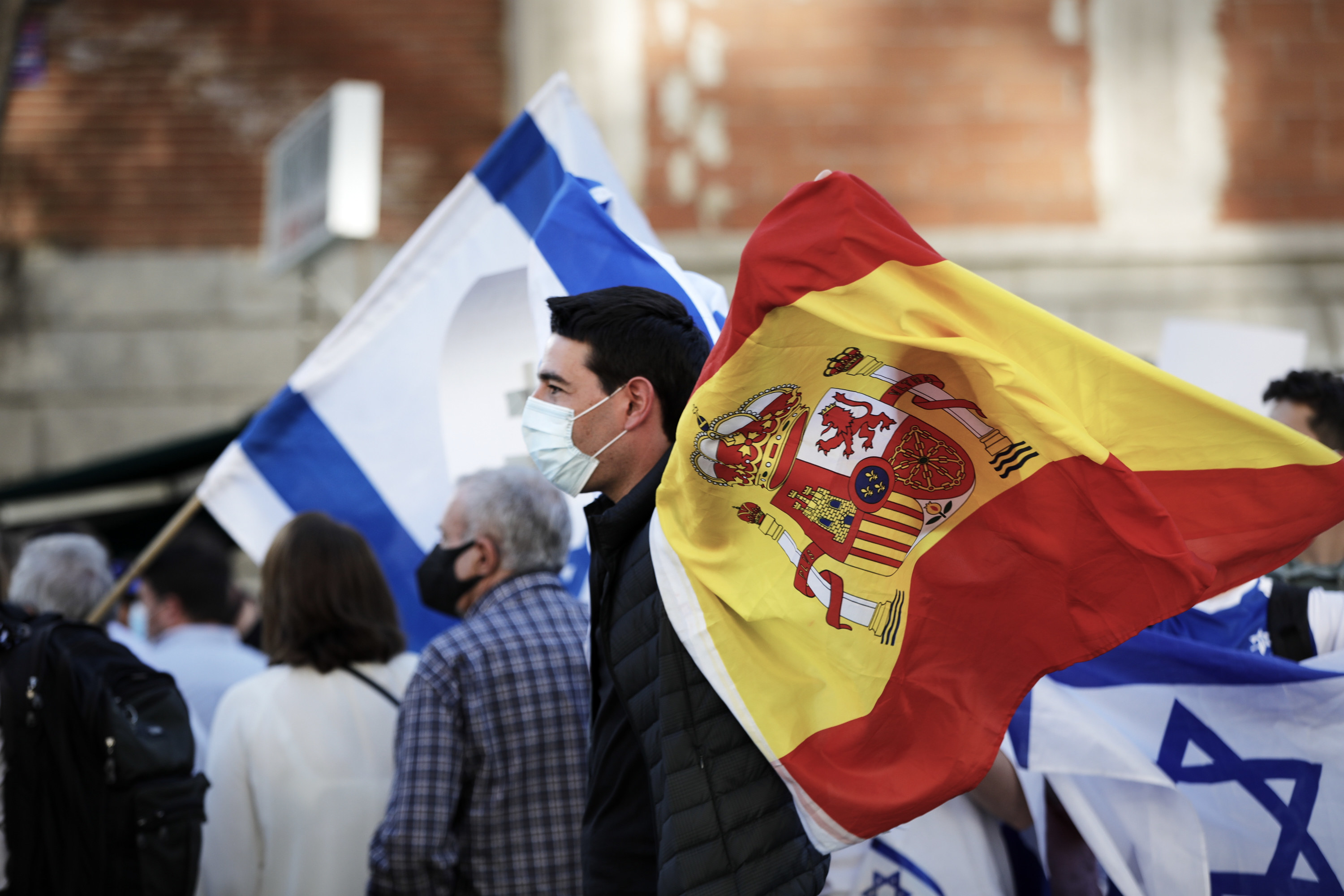 Banderas israelíes y españolas se pasean por el centro de Madrid.