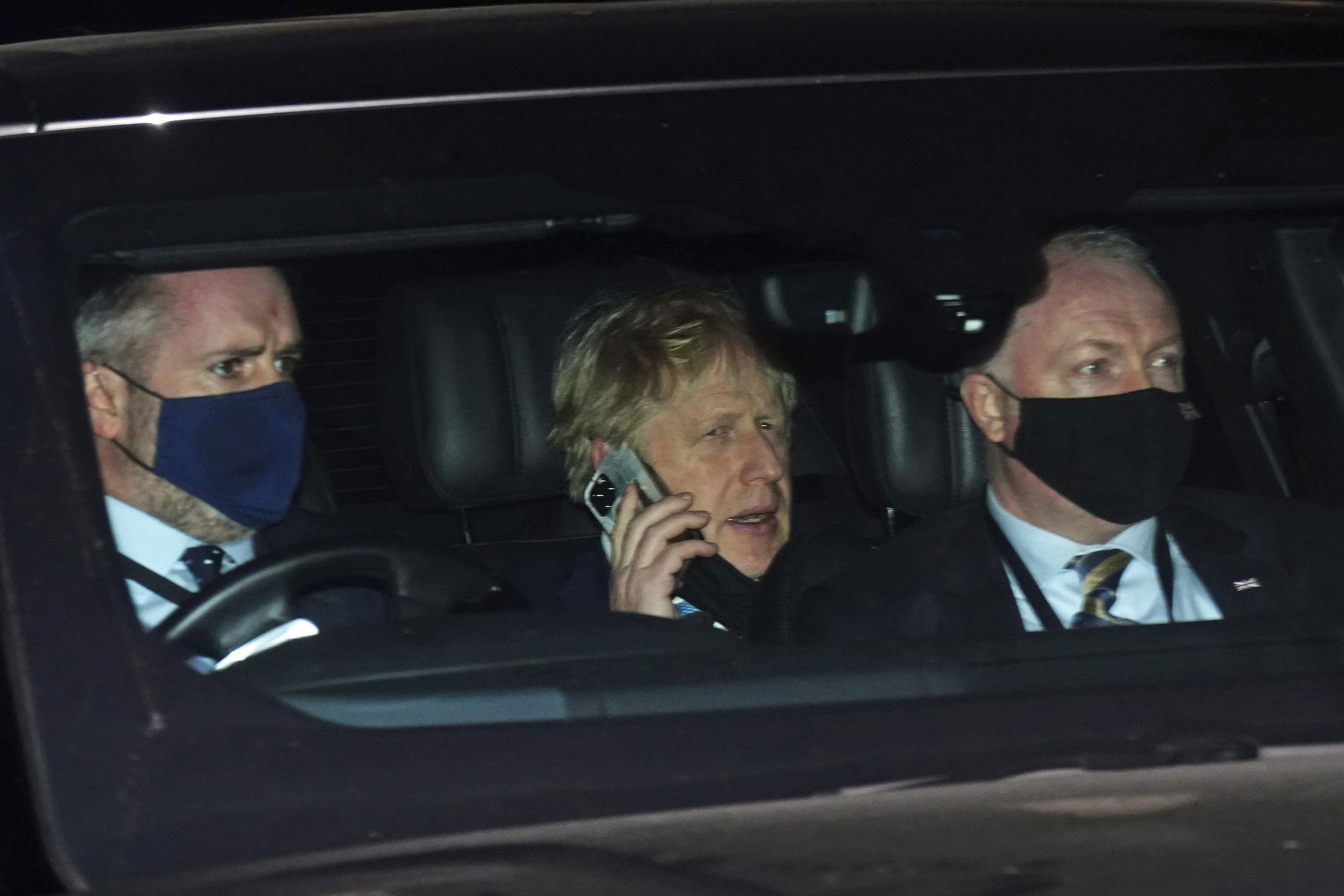 El 'premier' Boris Johnson habla por telfono tras salir del Parlamento.