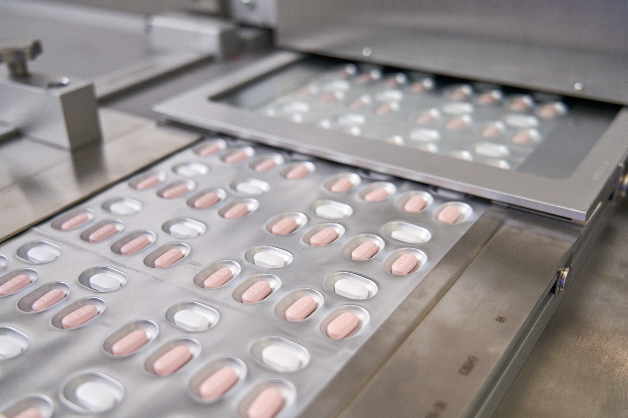 Fabricación del fármaco oral de Pfizer contra el Covid en Acoli, Italia.