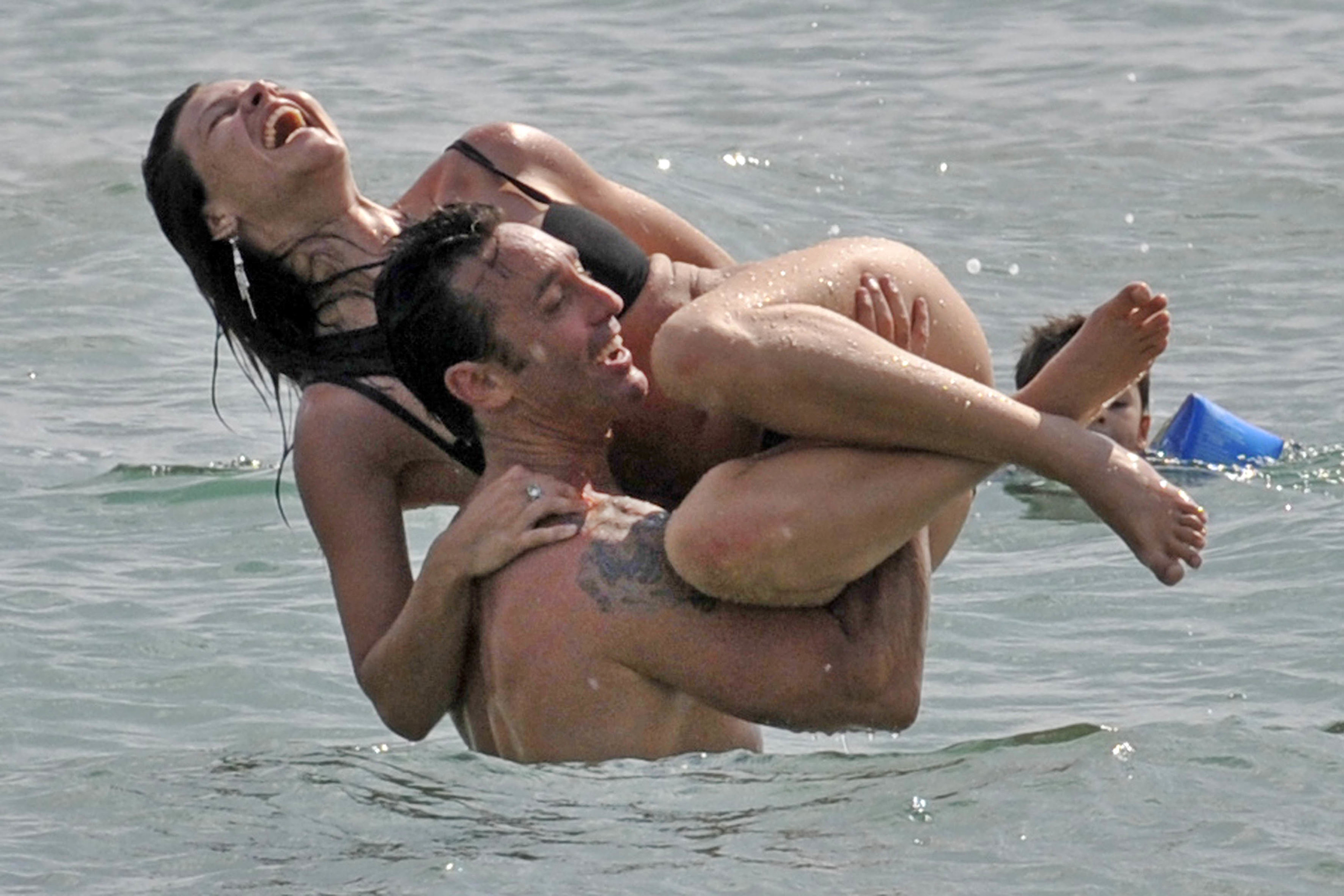 Daniel Ducruet, en la playa con su novia Kelly Marie Carla Lancien.