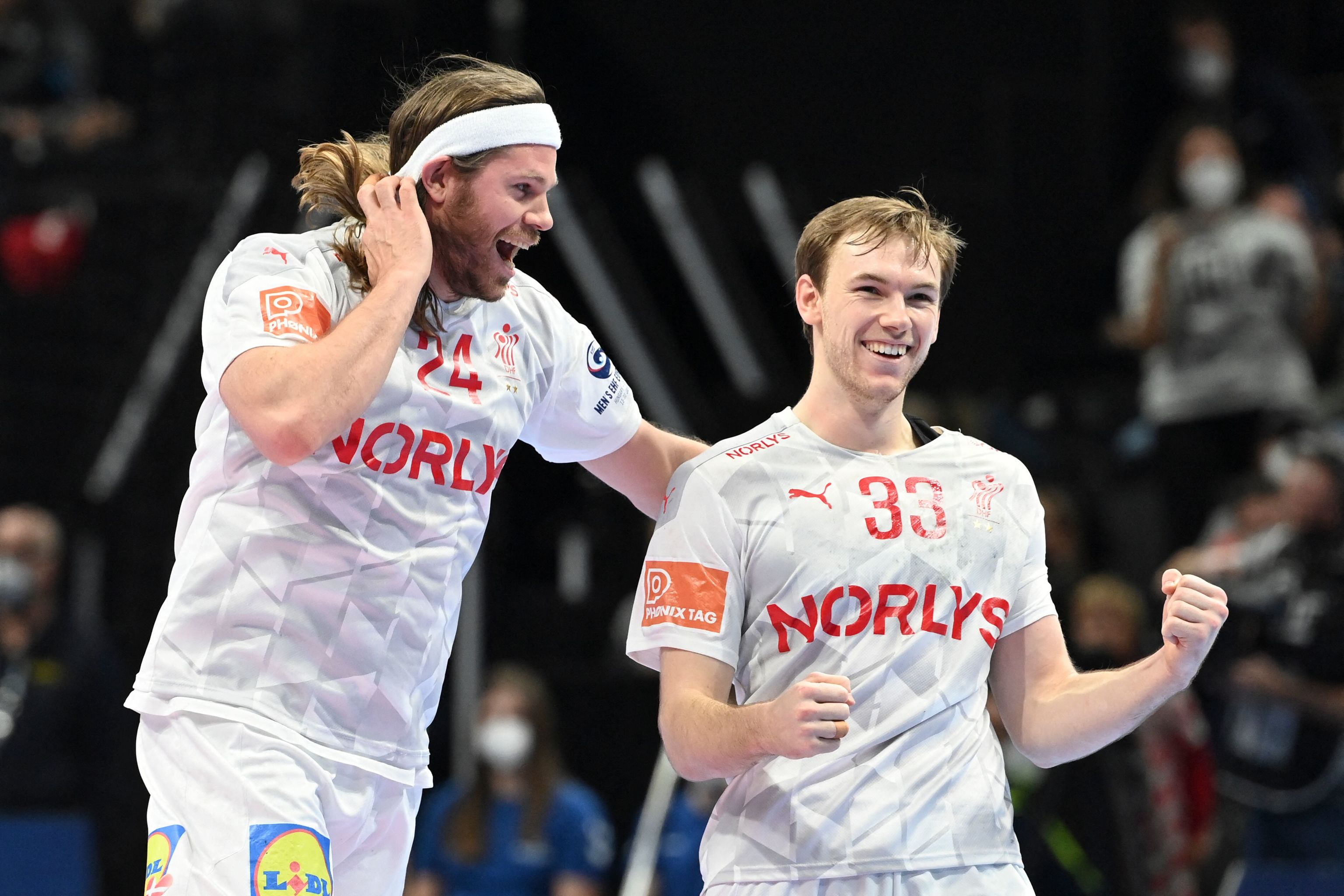 Mikkel Hansen y Mathias Gidsel, durante el Europeo.