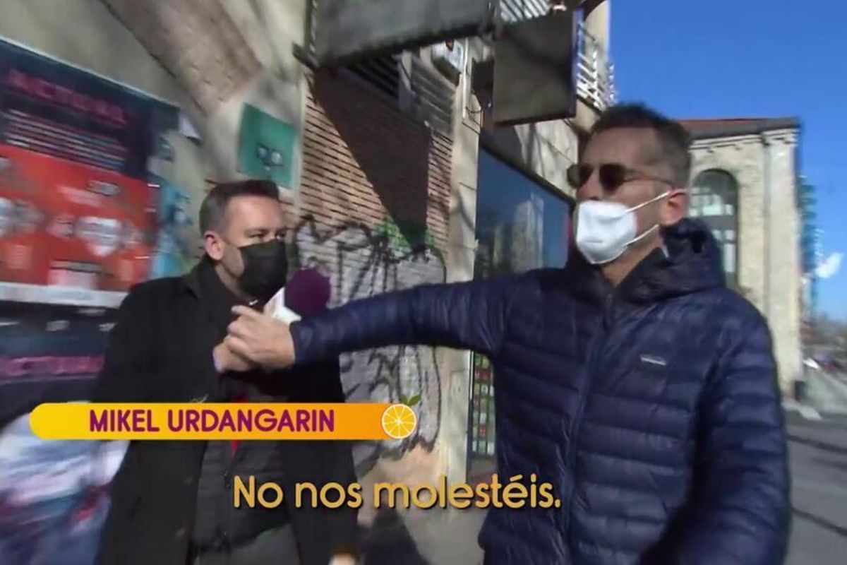 El hermano de Iaki Urdangarin se enfrenta a un reportero de Slvame e intenta quitarle el micrfono