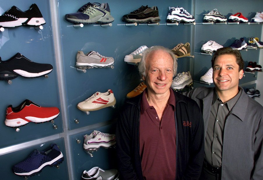 Los Greenberg en 2002 en las oficinas de Skechers.