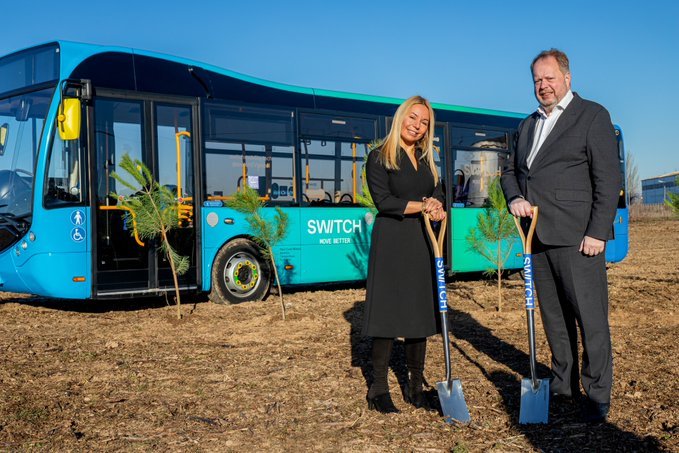 Eva Driessen, presidenta de Switch Mobility Iberia, junto a Andy Palmer, CEO de la compaa, en los terrenos de Valladolid donde se ubicar la fbrica sostenible de autobuses y furgonetas elctricas. El proyecto incluye plantar 2.000 rboles y ellos ya han empezado.
