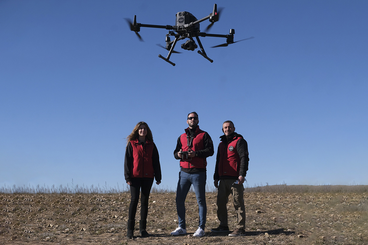 La propietaria de la empresa del dron, Marta Surez, junto a otro miembro de la compaa y uno de los dos policas de Sevilla que lo volaron.