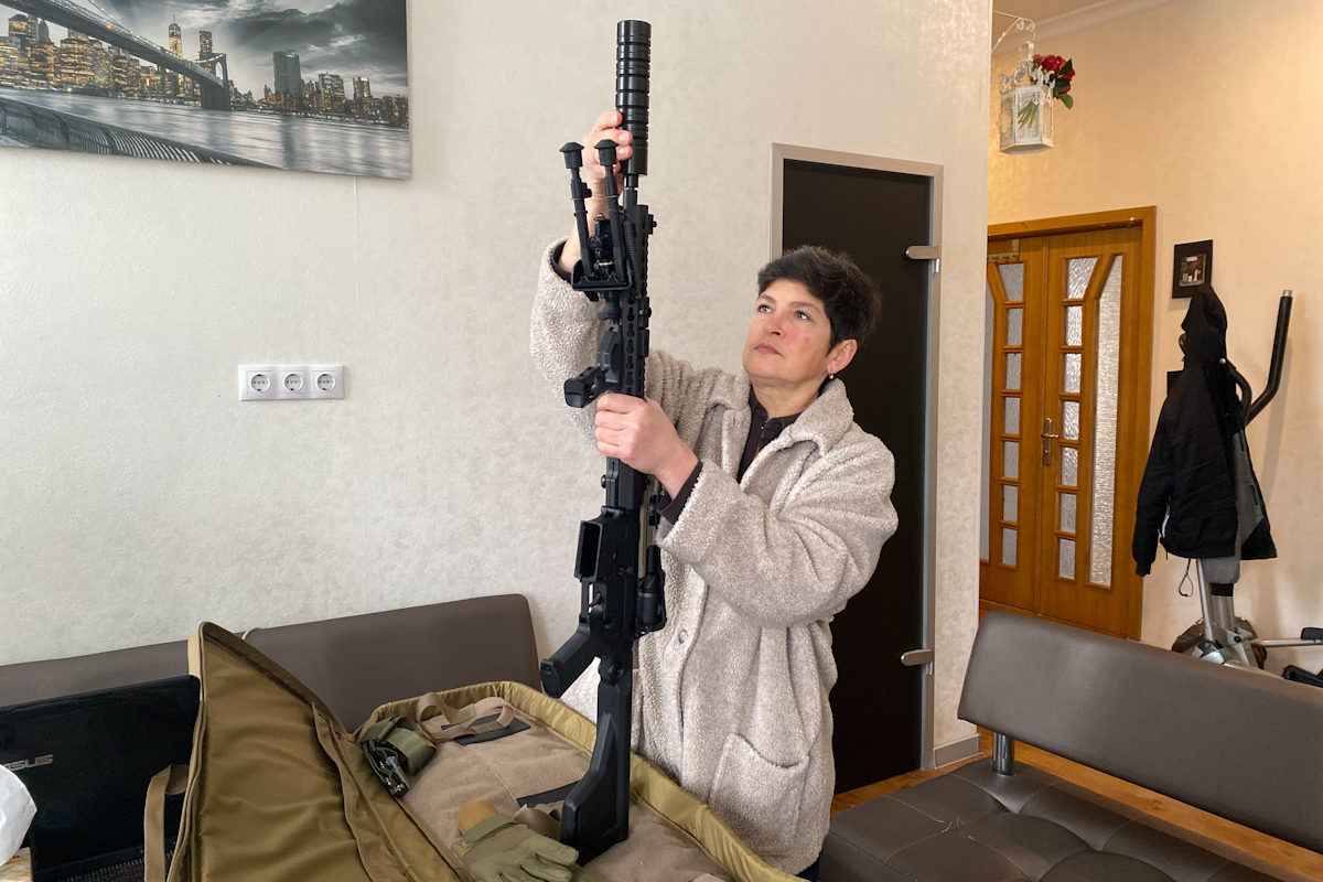 Mariana Zhaglo con su fusil de francotirador en Kiev.