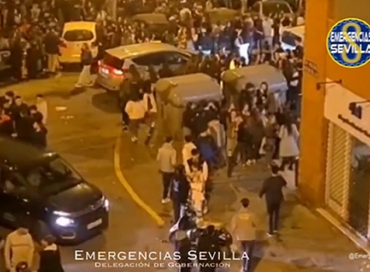 Centenares de jvenes en el botelln disuelto anoche en Sevilla.