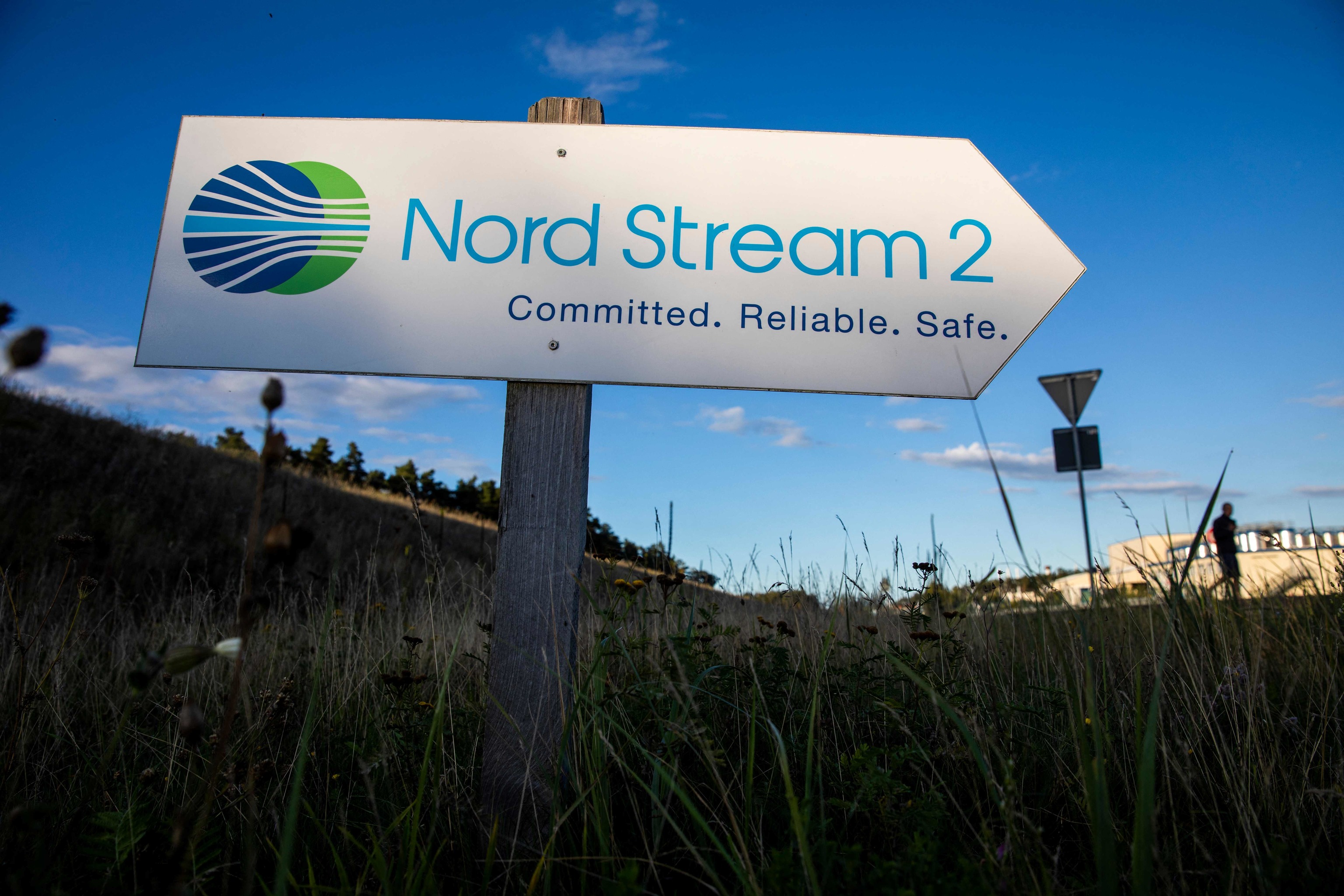 Foto de archivo tomada el 7 de septiembre de 2020 muestra una señal de carretera que dirige el tráfico hacia la entrada de la instalación de aterrizaje del gasoducto Nord Stream 2 en Lubmin, al noreste de Alemania.