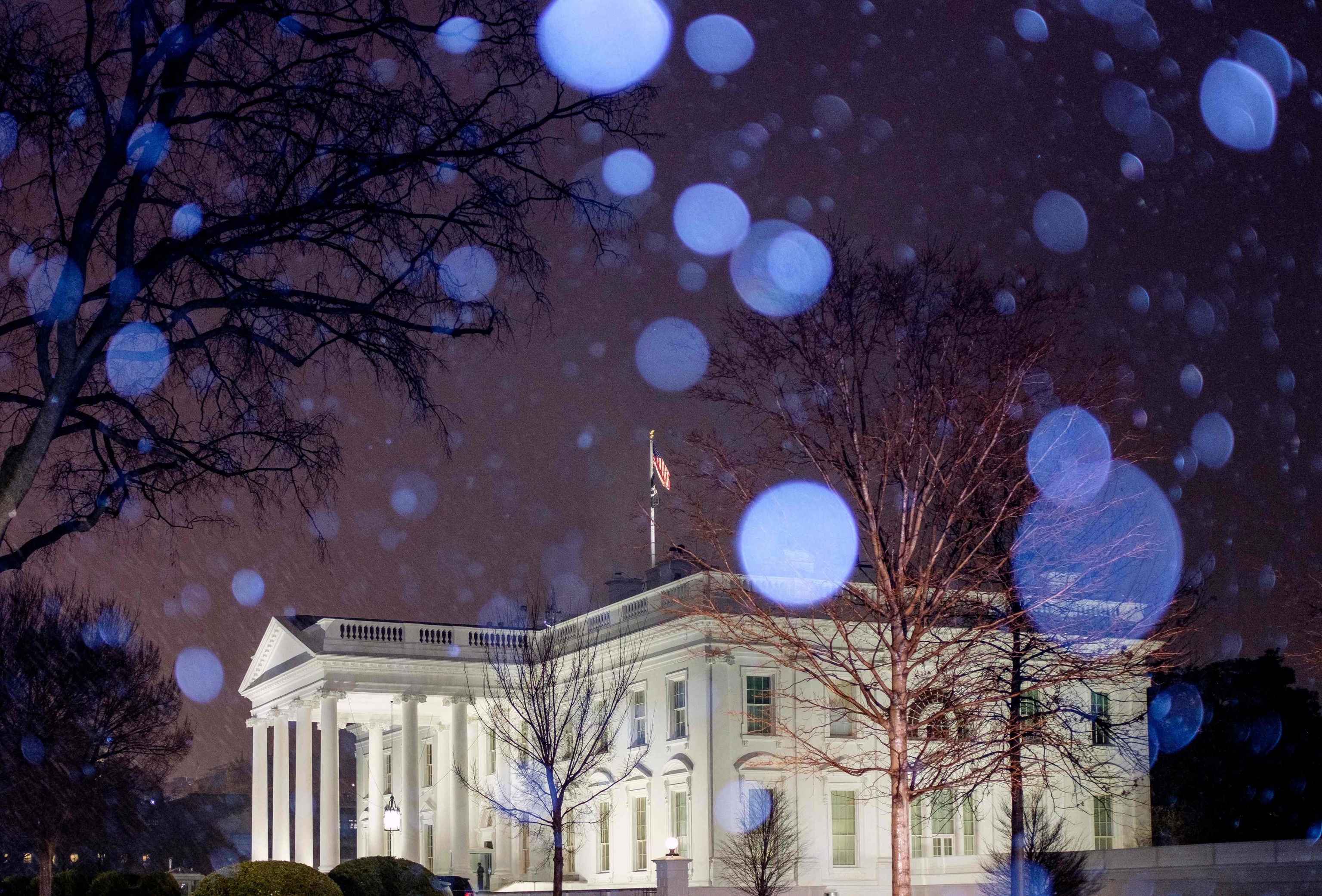 La Casa Blanca mientras la nieve y la lluvia caen en Washington, DC.