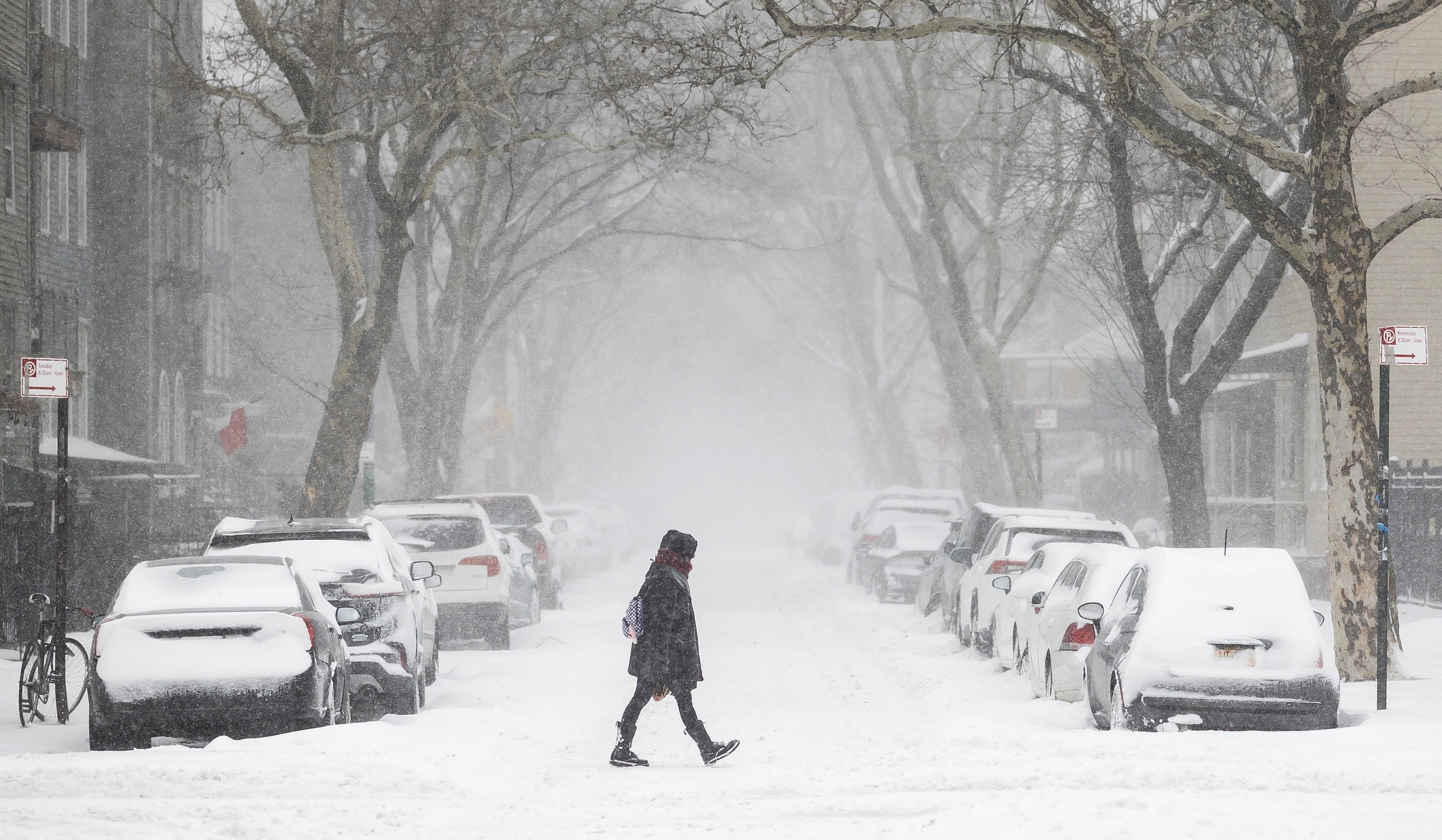 Una persona camina sobre la espesa nieve en New York.