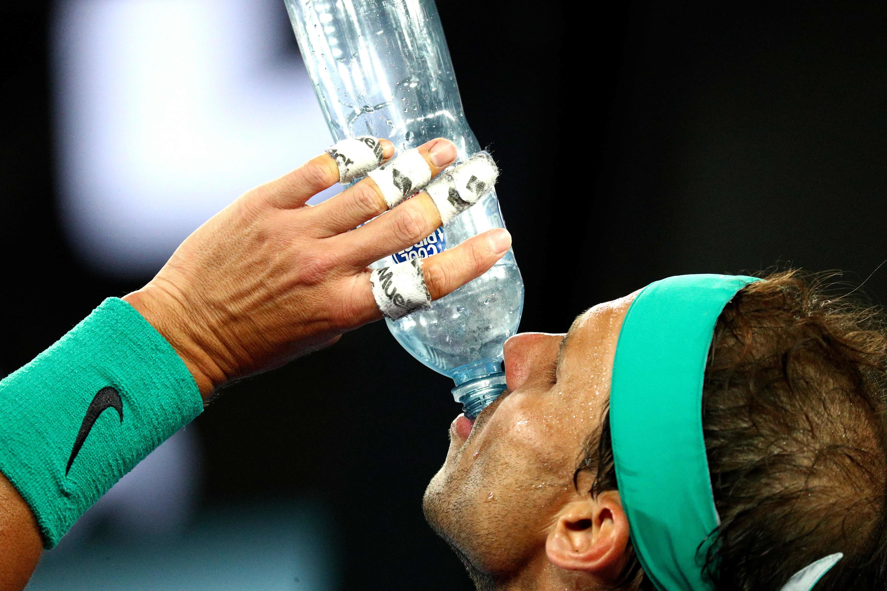 Rafa Nadal bebe agua, durante el Open de Australia.