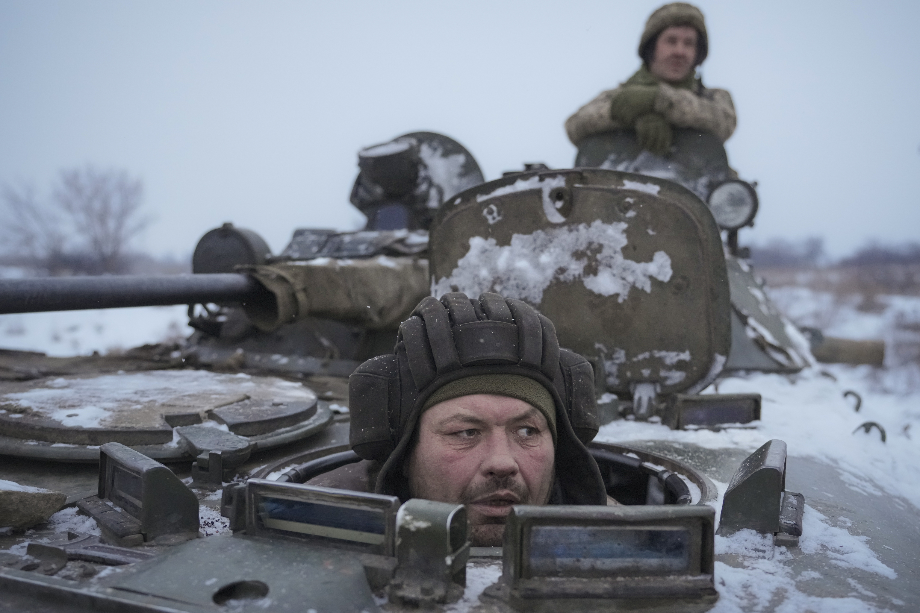 Un ucraniano conduce un vehículo blindado de transporte de personal cerca de una posición en el frente en la zona de Luhansk, en el este de Ucrania.