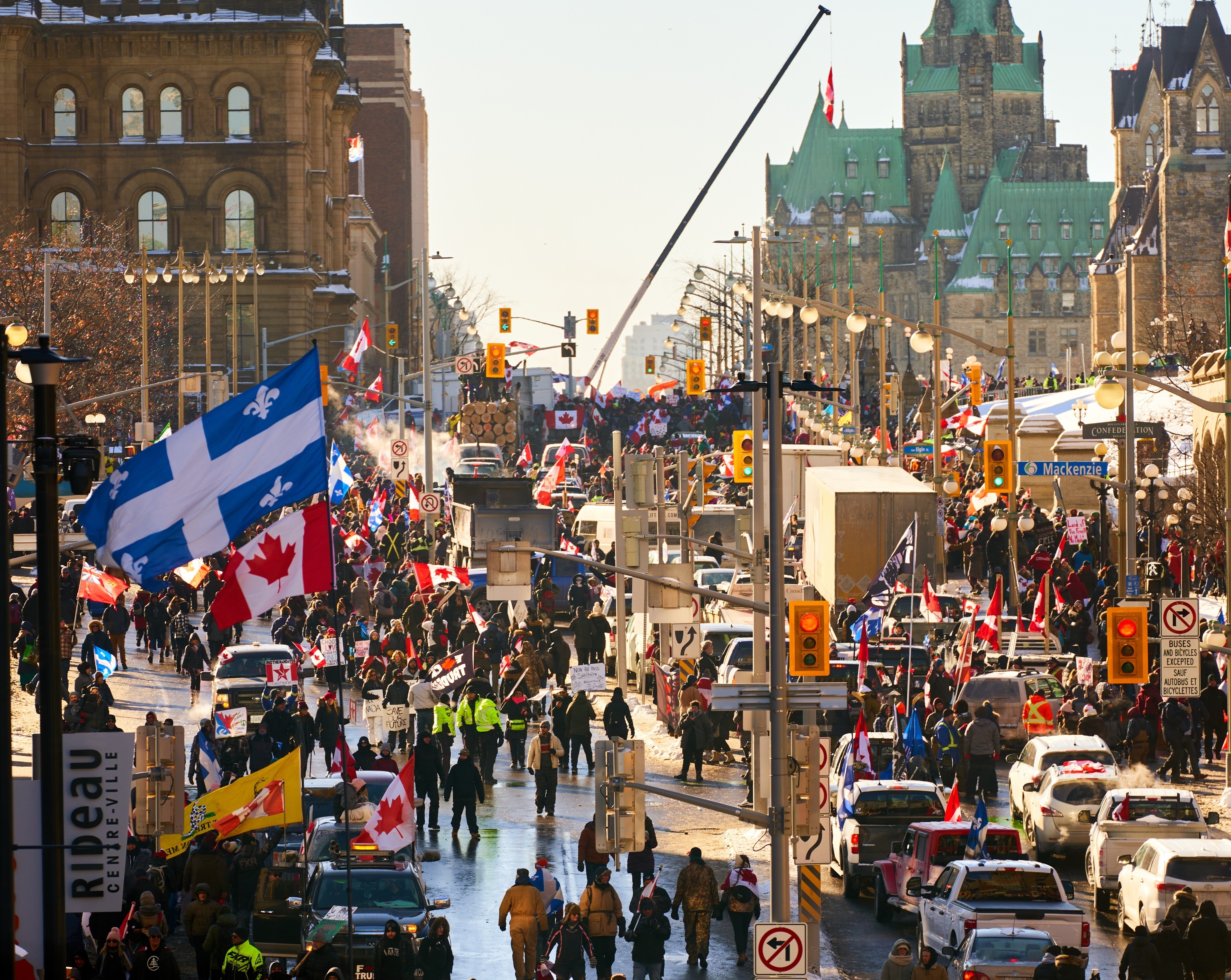 Caminiones y viandantes bloquean las calles de Ottawa.