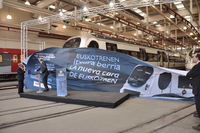 Los responsables de CAF muestran una de las unidades fabricadas para Euskotren en su planta de Beasain.