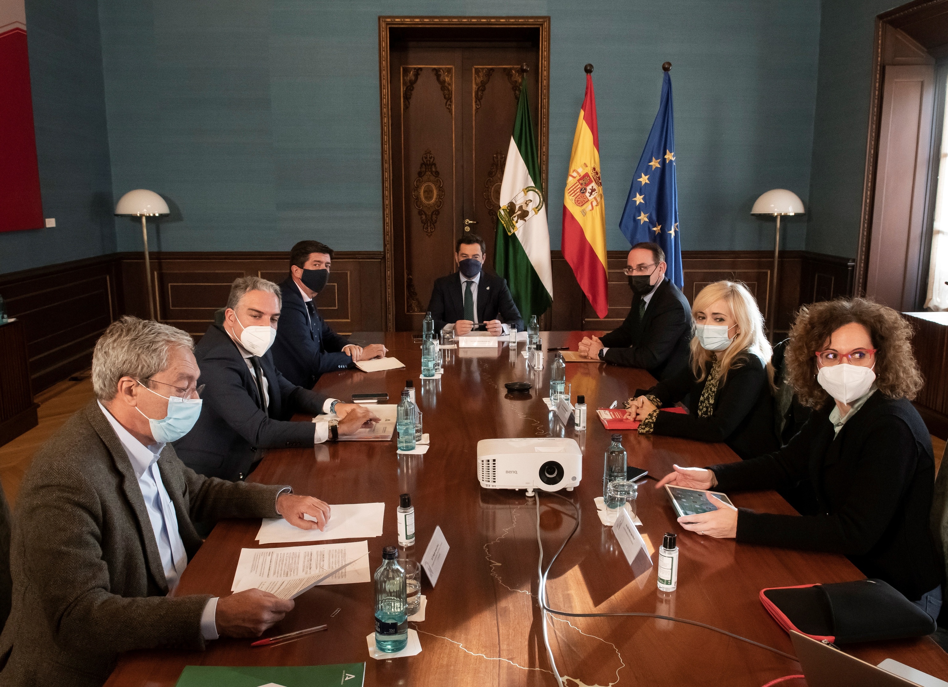 Reunin del Gobierno andaluz con los representante de UGT, CCOO y la patronal.