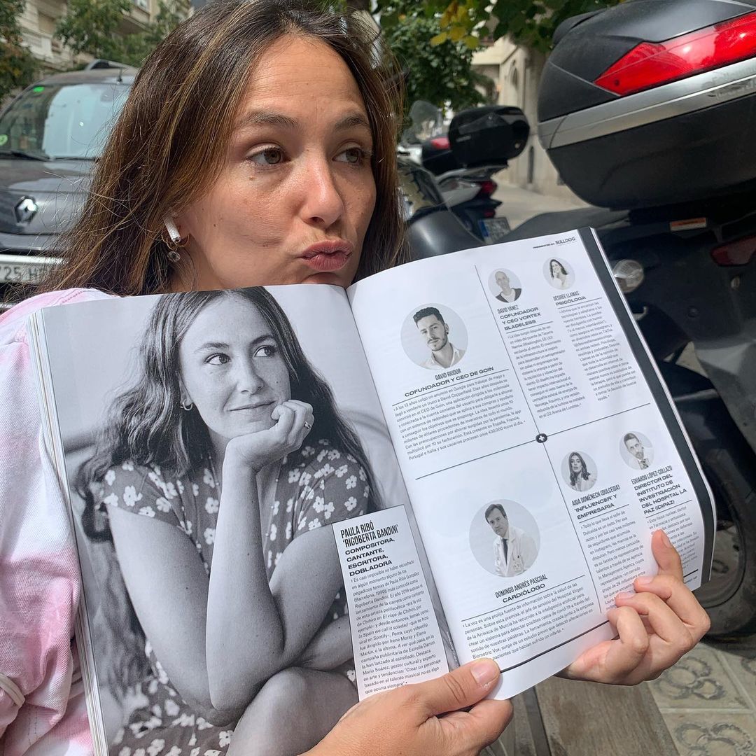 Rigoberta con el ejemplar de Forbes donde sale