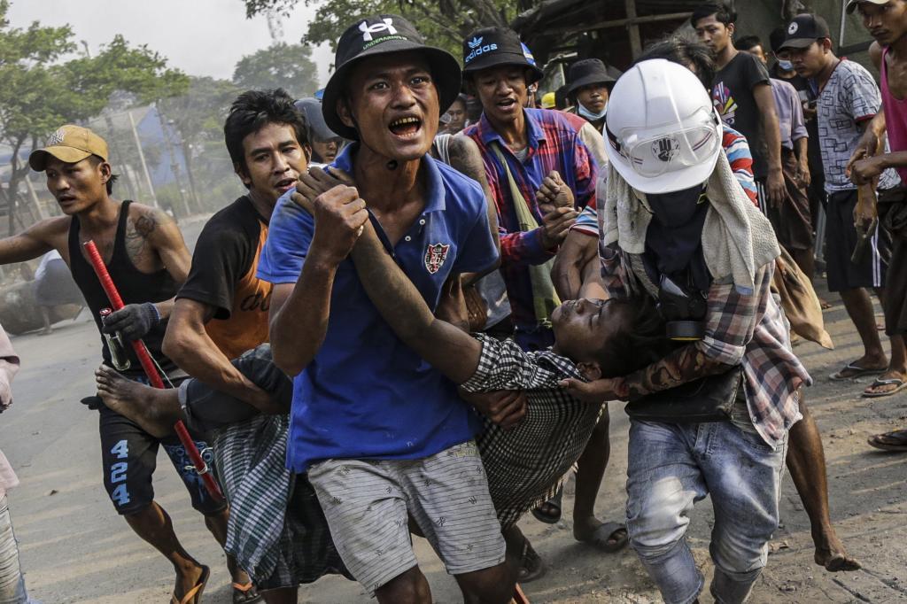Un herido durante una protesta contra la junta militar en Yangón.