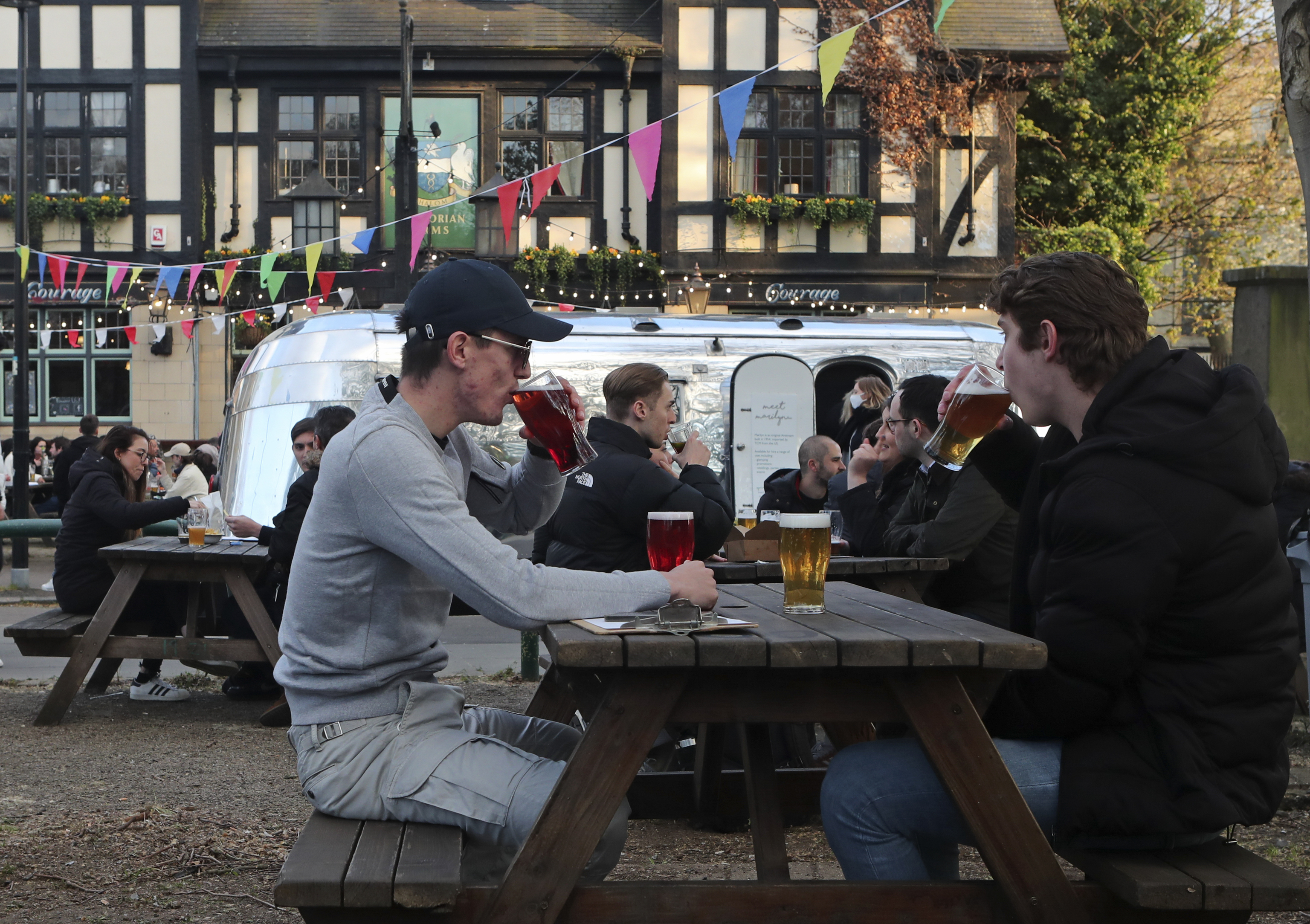 Varias personas en la terraza de un pub en Reino Unido.