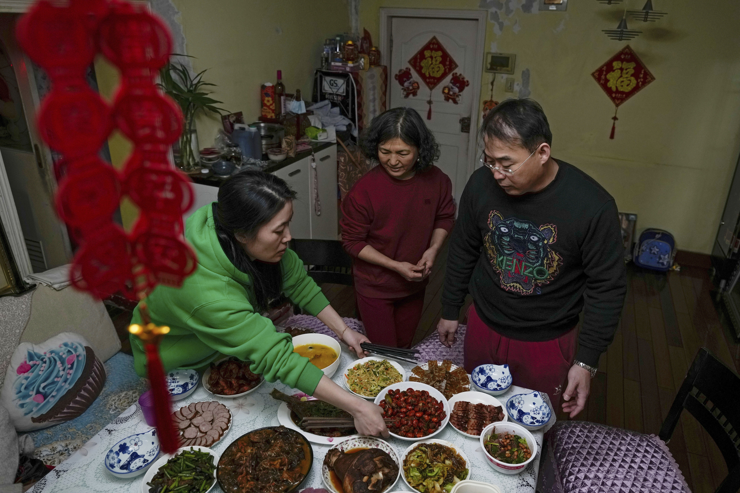 Una pareja prepara la cena para festejar el Ao Nuevo chino con sus amigos.