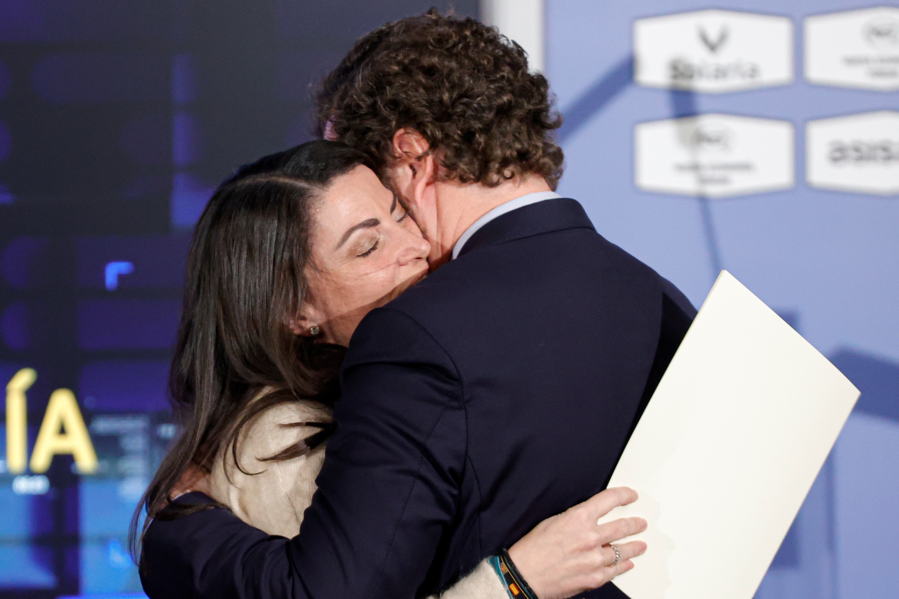 El portavoz de Vox en el Congreso, Ivn Espinosa de los Monteros abraza a la diputada de la formacin verde, Macarena Olona.
