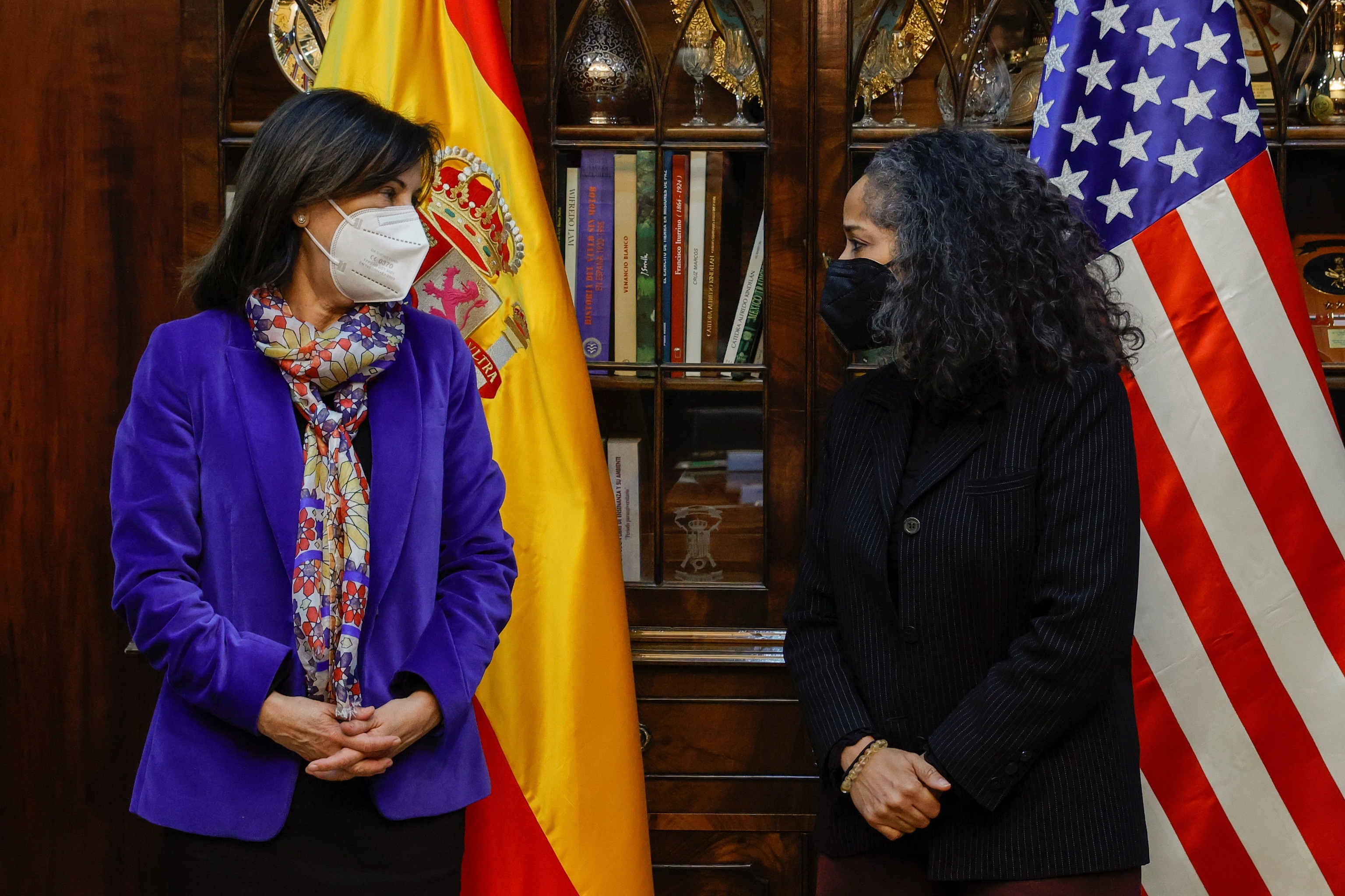 La ministra de Defensa, Margarita Robles, con la embajadora de Estados Unidos, Julissa Reynoso.