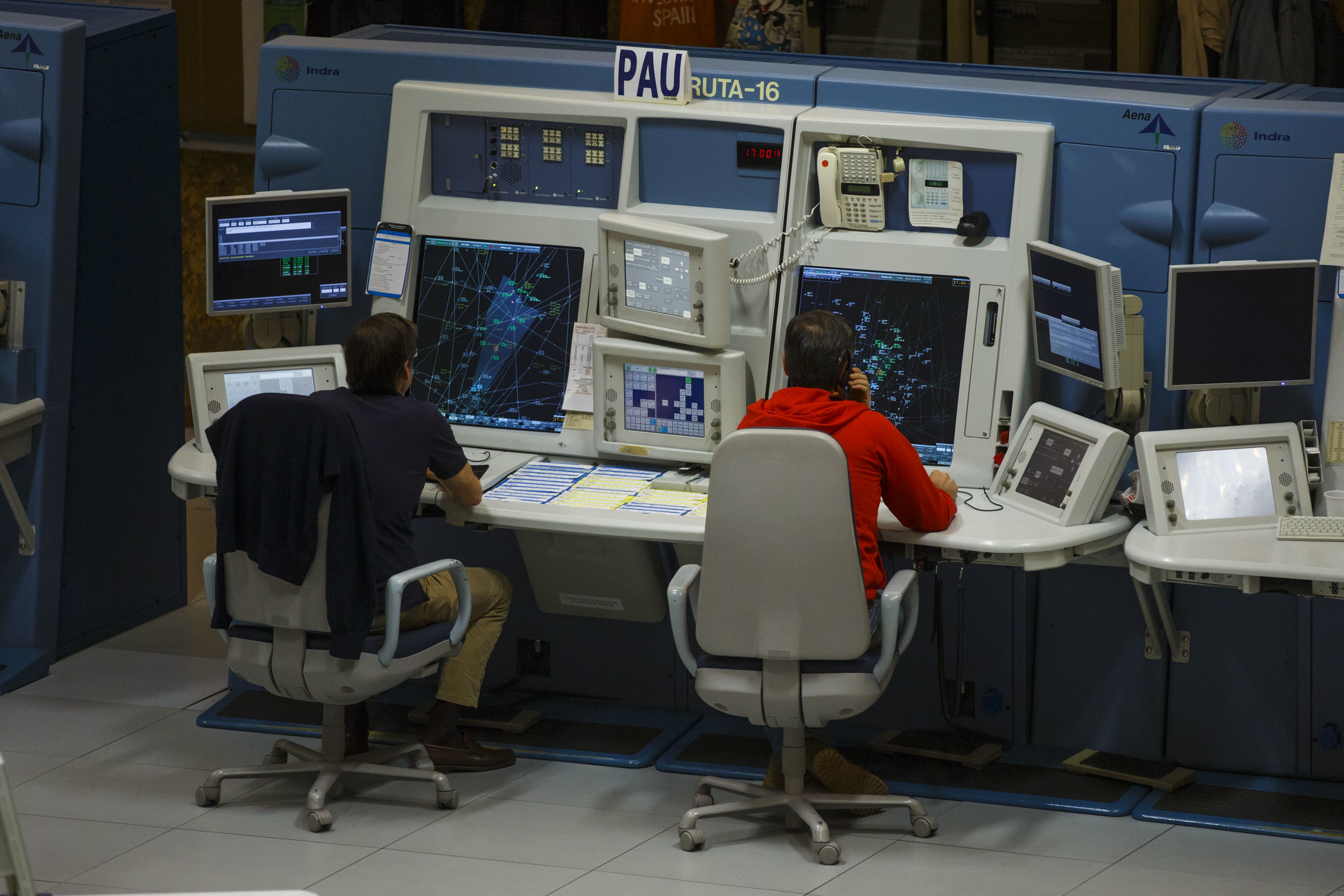 Controladores en el centro de control de Madrid.