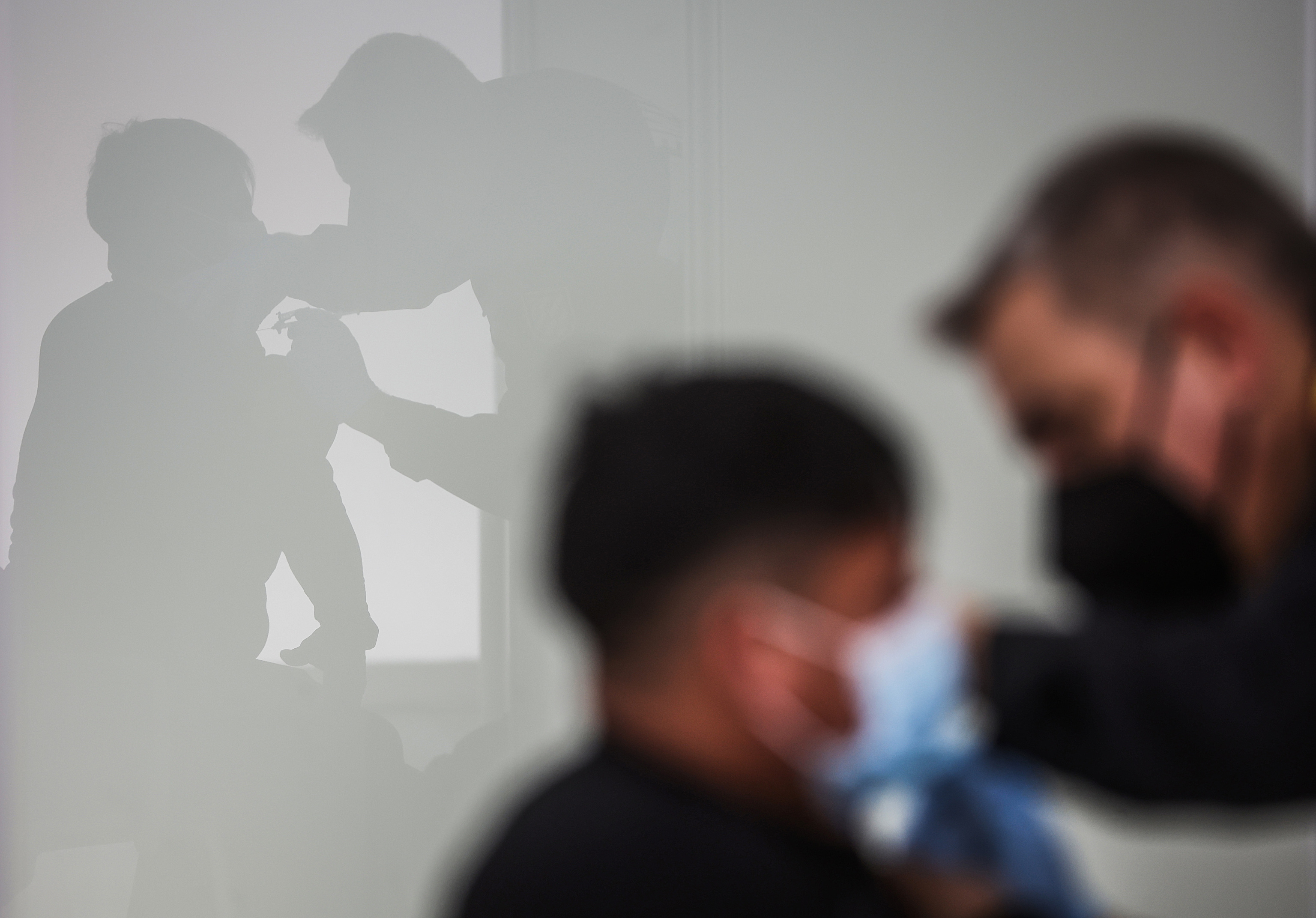 Un hombre recibe la tercera dosis de la vacuna de Moderna en el vacundromo instalado en la Ciutat de Les Arts i les Cincies, de Valencia.