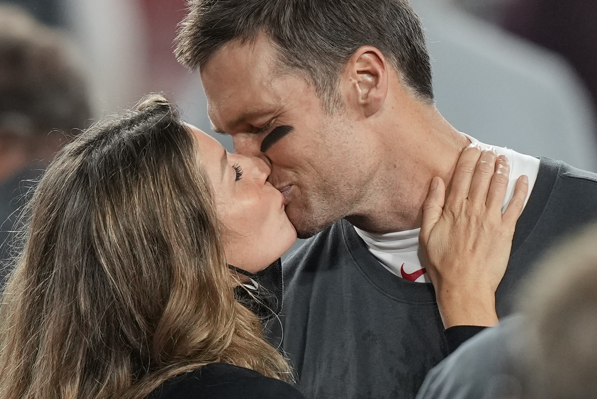 Tom Brady celebra con su esposa, Gisele Bndchen, la victoria en la Super Bowl del pasado ao.