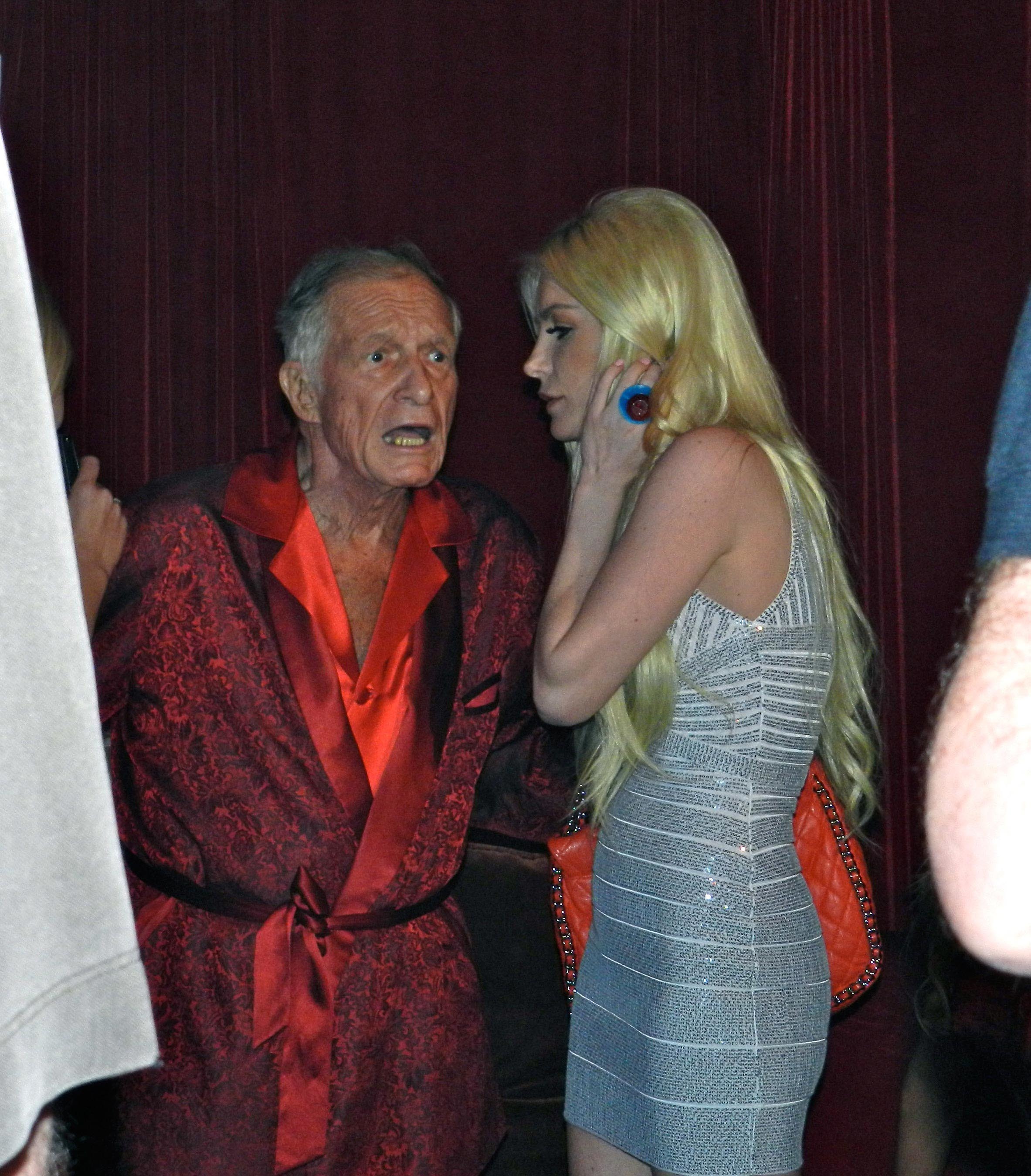Hugh Hefner y Crystal Harris, en una fiesta de la mansin Playboy en 2012.