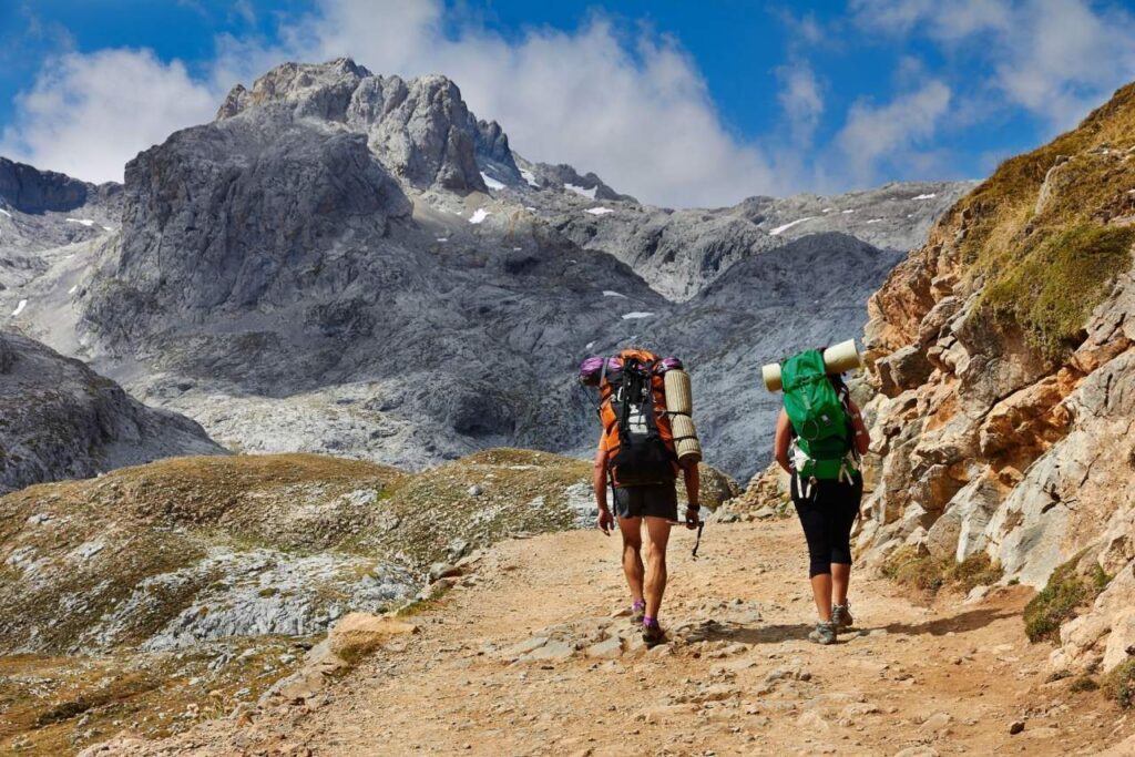 Dos senderistas en los Picos de Europa.