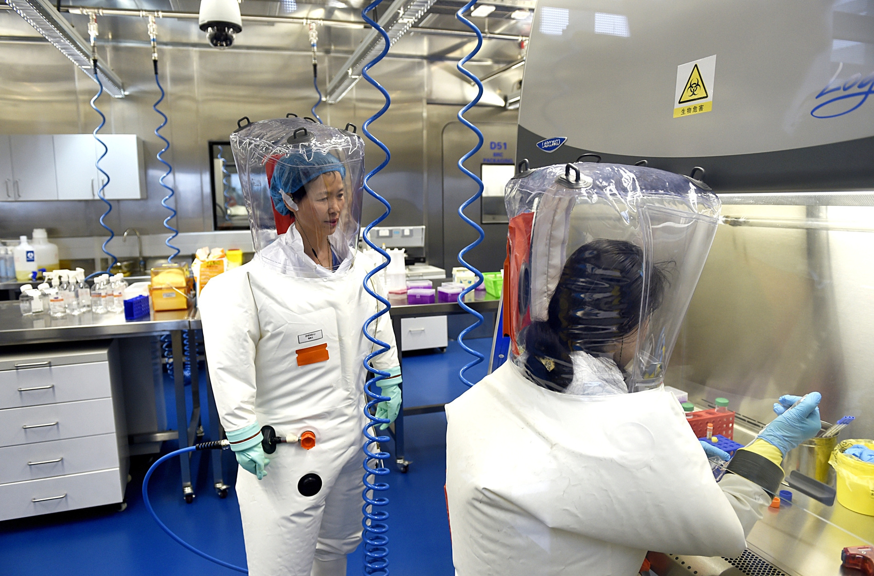 Shi Zhengli, izquierda, en el Instituto de Virologa de Wuhan China/Barcroft Media via Getty Images