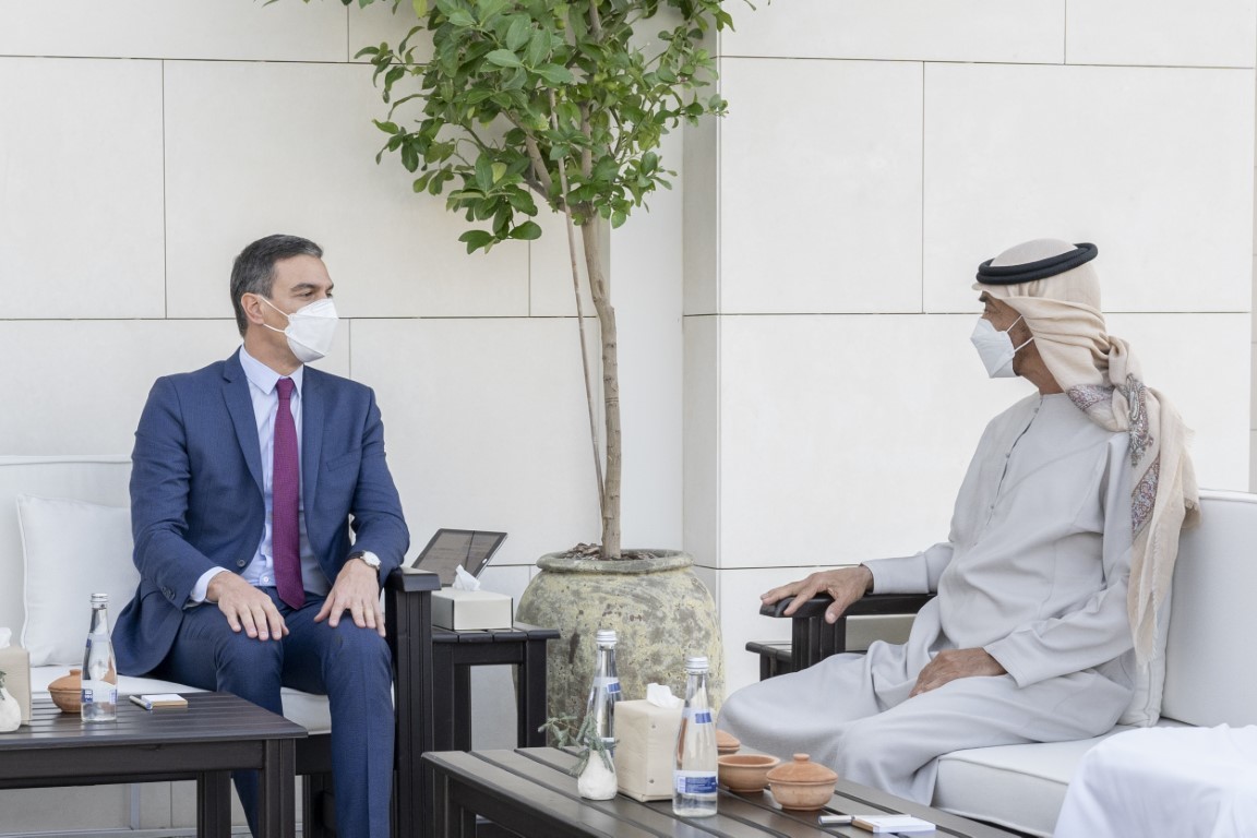 Pedro Sánchez junto al príncipe heredero de Abu Dhabi, Mohammed bin Zayed.