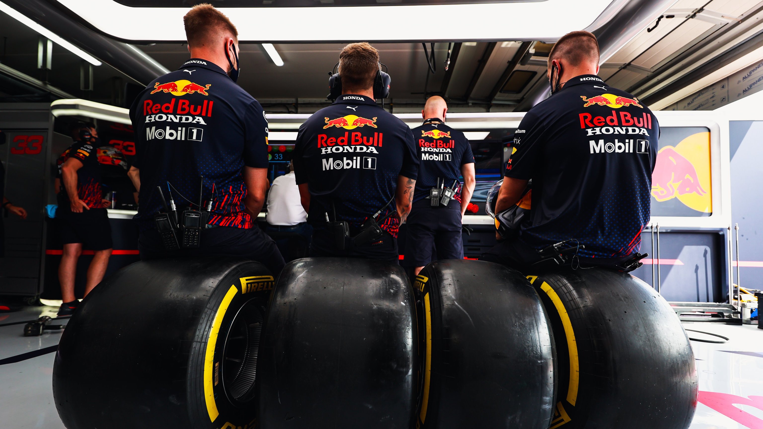 Los mecnicos de Red Bull, en el garaje de Verstappen.